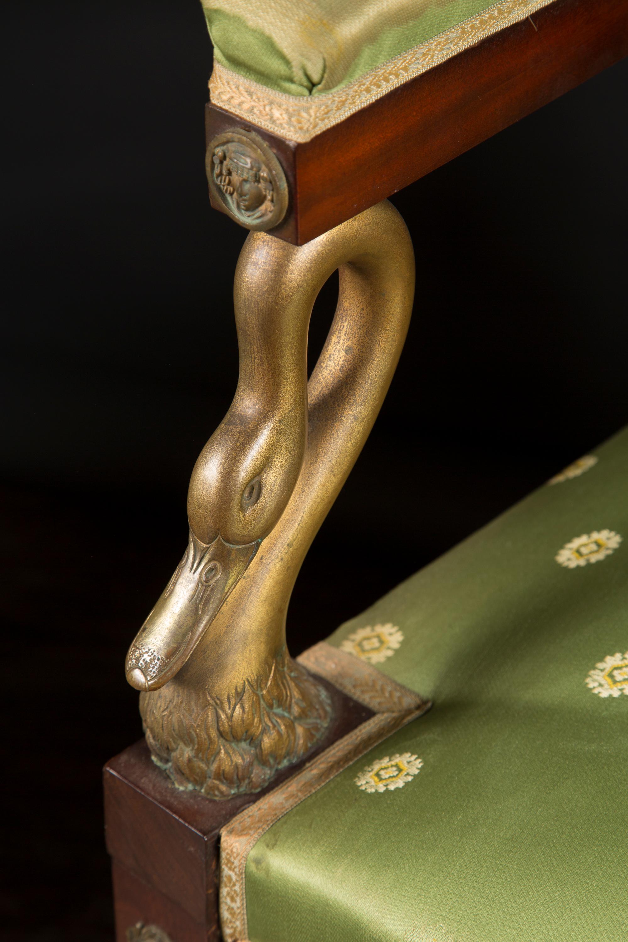 Paar französische Empire-Mahagoni-Sessel aus dem Empire-Stil mit Bronzeschwanen, um 1870 (Französisch) im Angebot