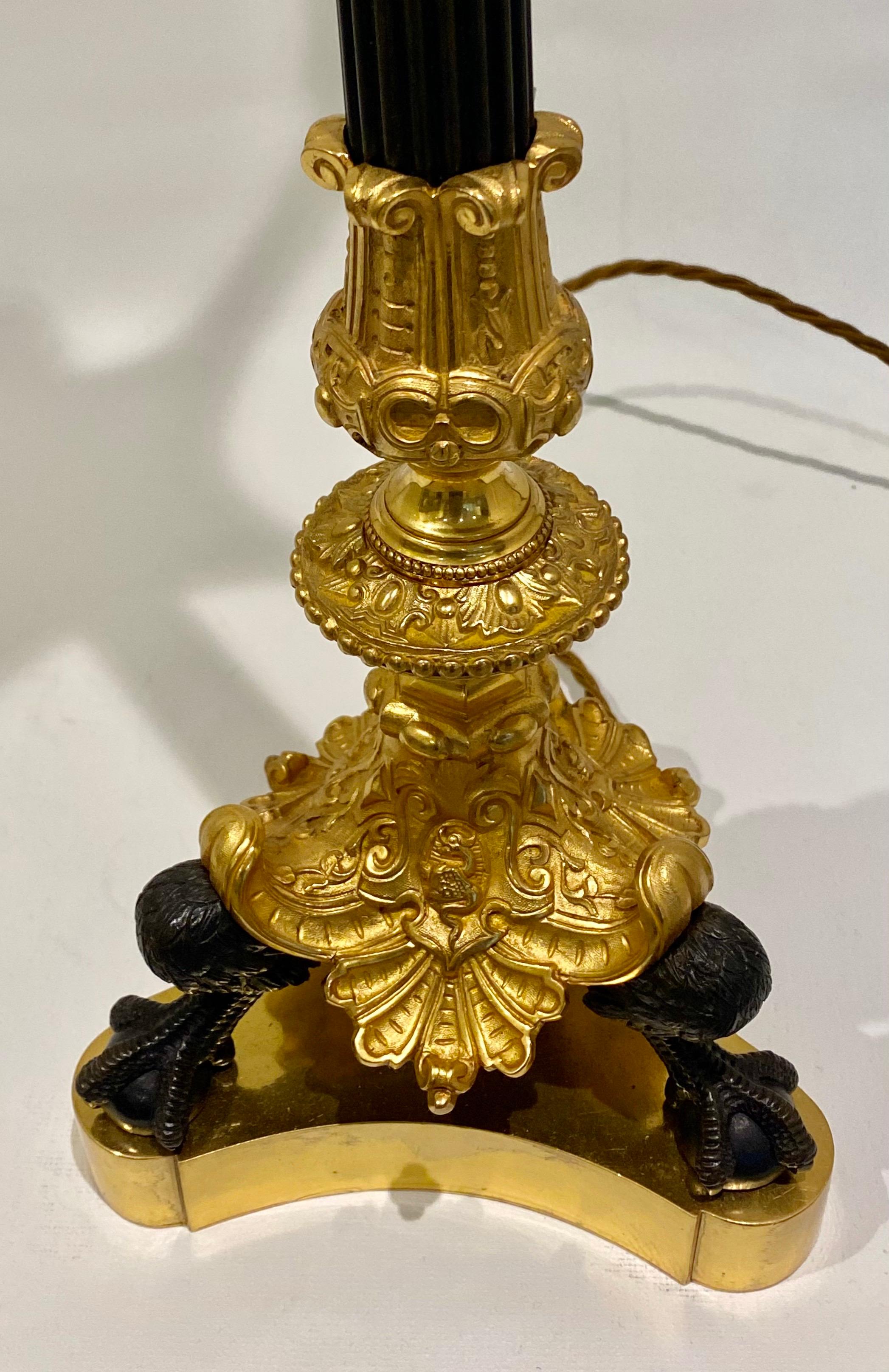 Bronze Paire de candélabres Empire français en bronze doré à l'or fin en vente
