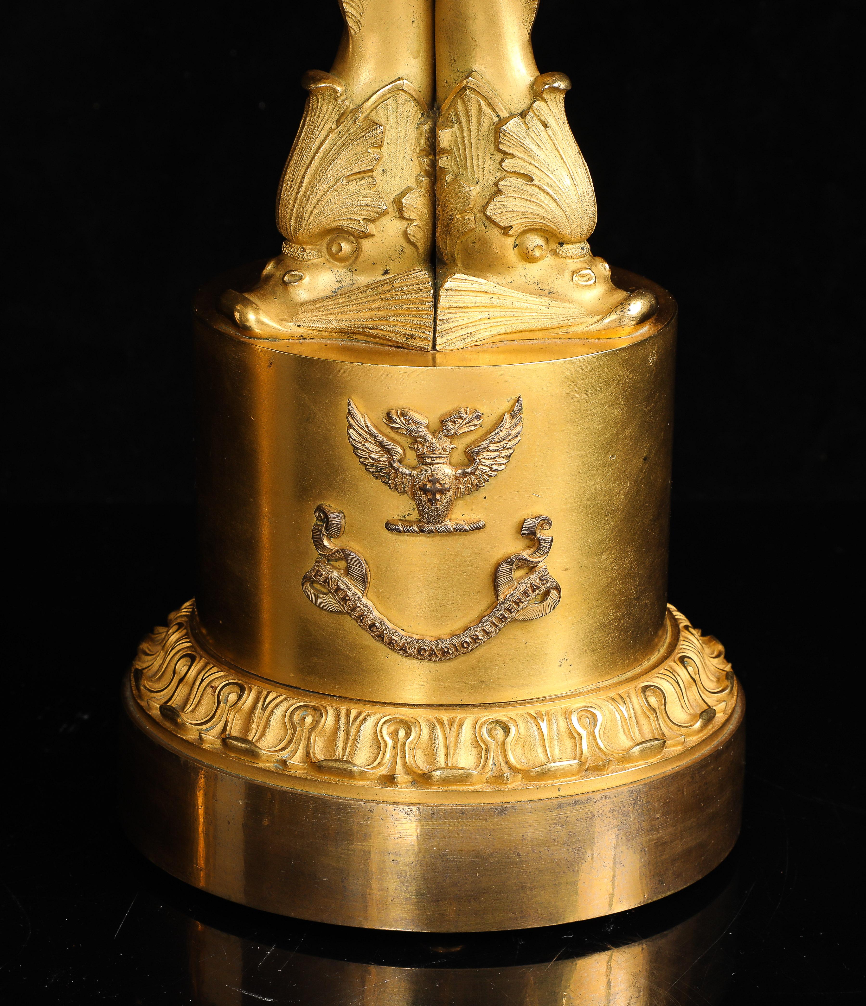 Paire de centres de table/Tazzas pour dauphins en bronze doré d'époque Empire avec armorial en vente 4