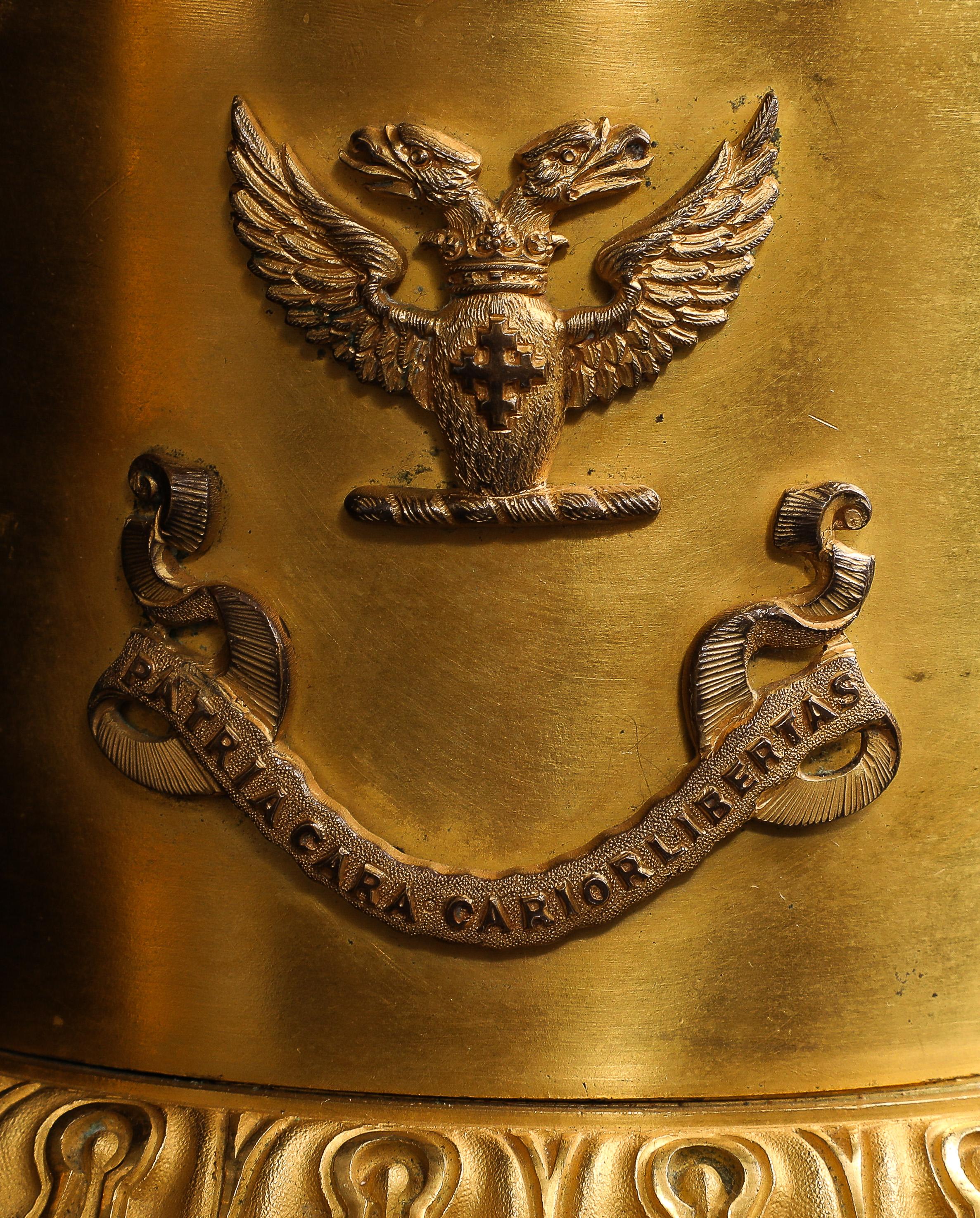 Paire de centres de table/Tazzas pour dauphins en bronze doré d'époque Empire avec armorial en vente 5