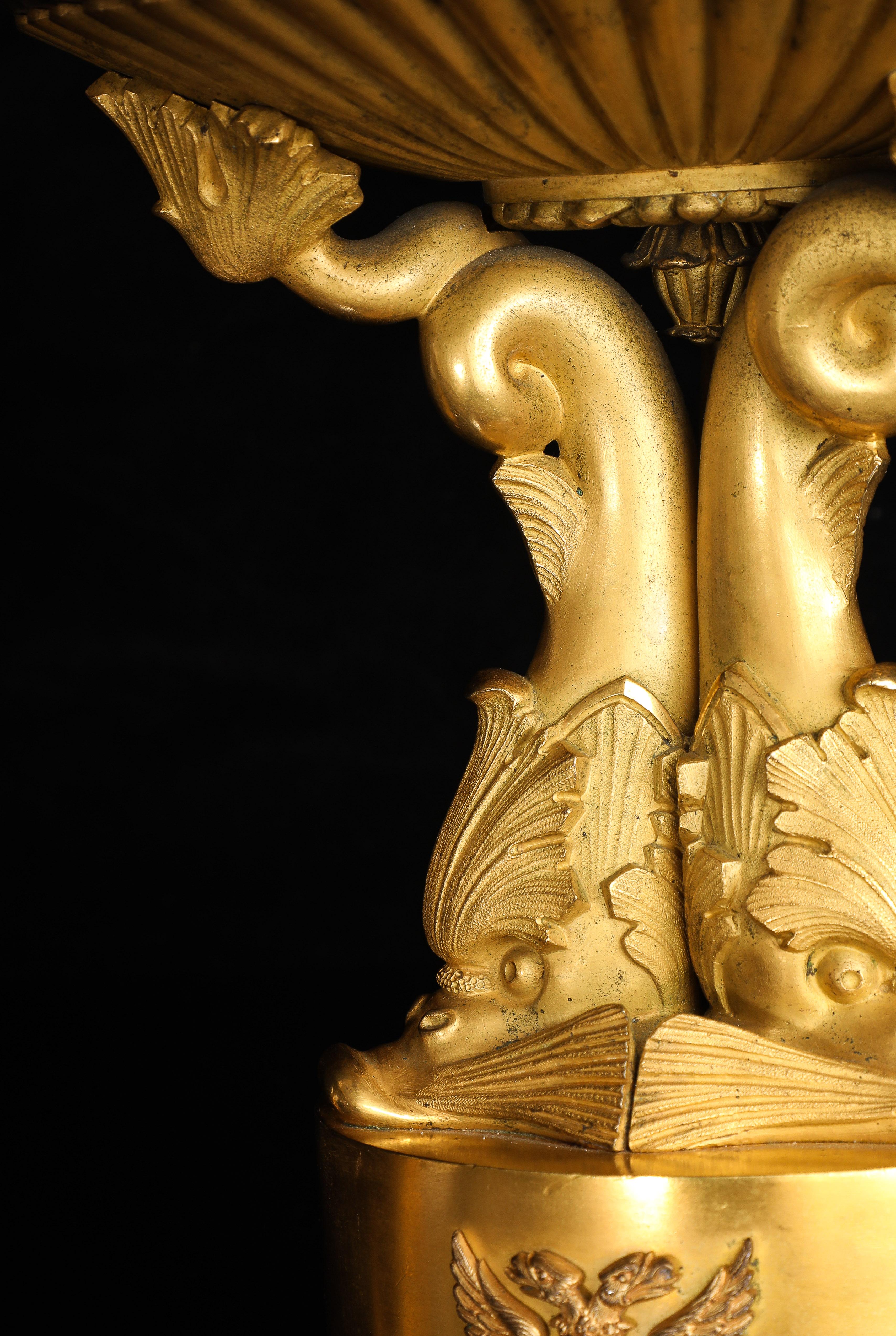 Paire de centres de table/Tazzas pour dauphins en bronze doré d'époque Empire avec armorial en vente 6