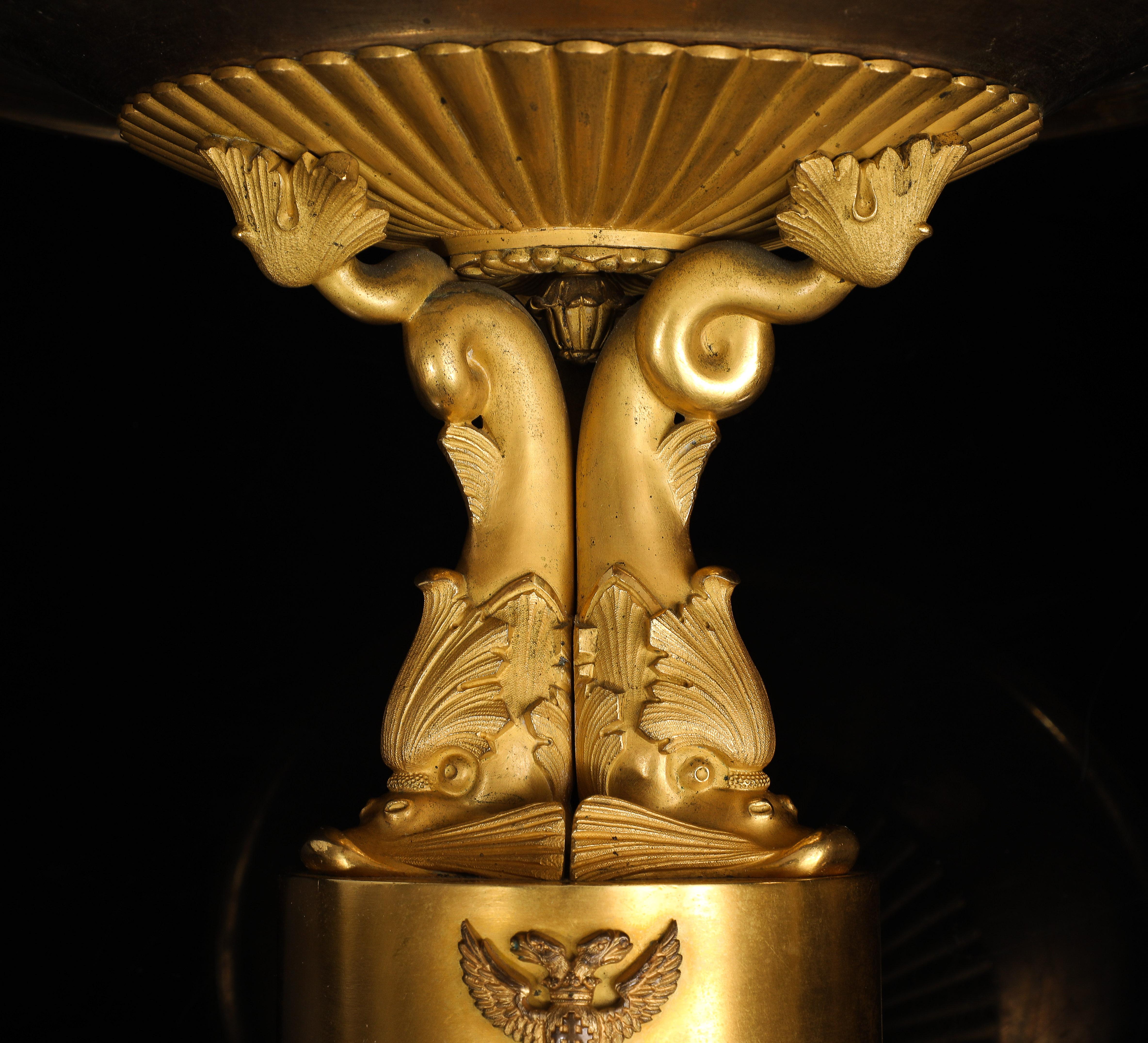 Paire de centres de table/Tazzas pour dauphins en bronze doré d'époque Empire avec armorial en vente 7