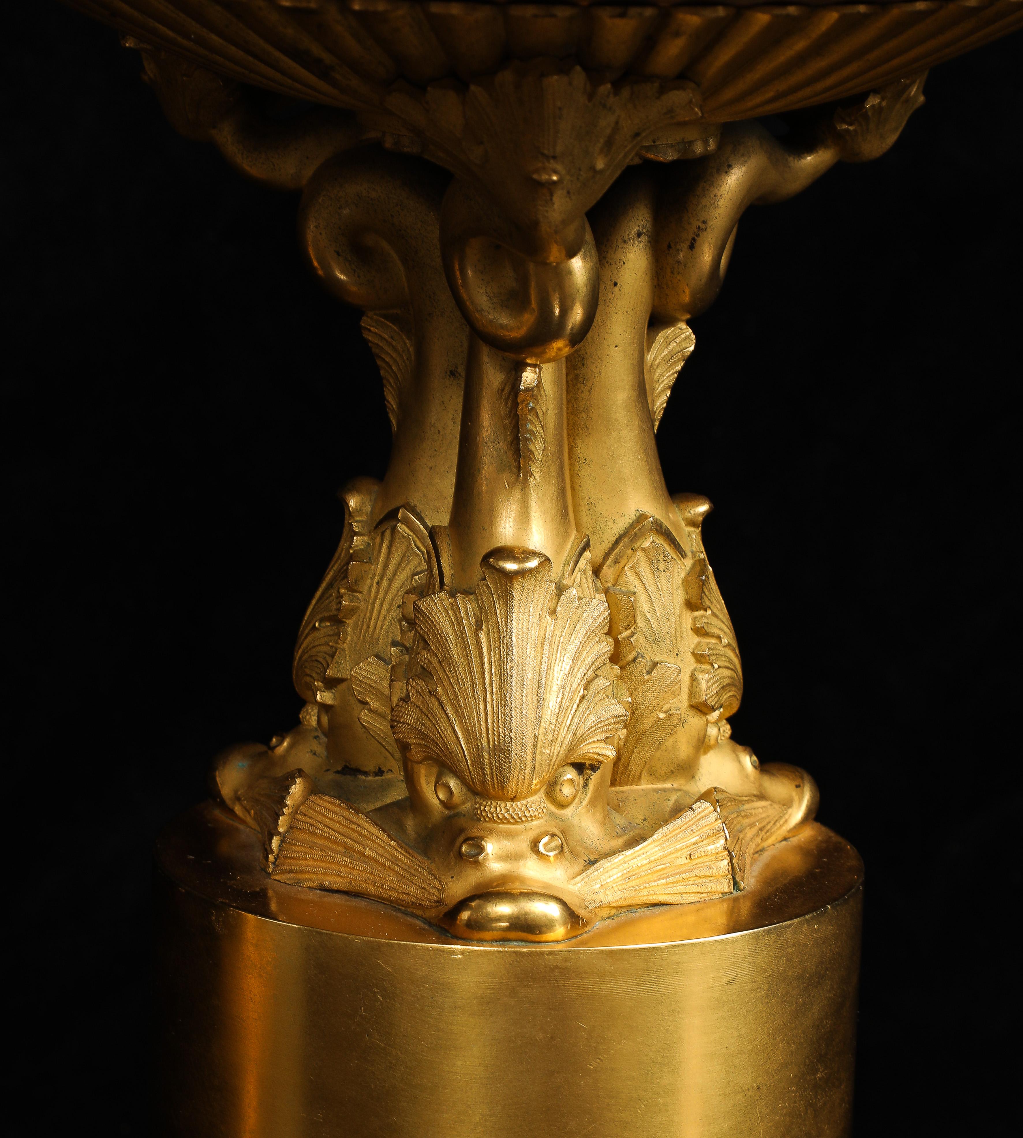 Paire de centres de table/Tazzas pour dauphins en bronze doré d'époque Empire avec armorial en vente 8