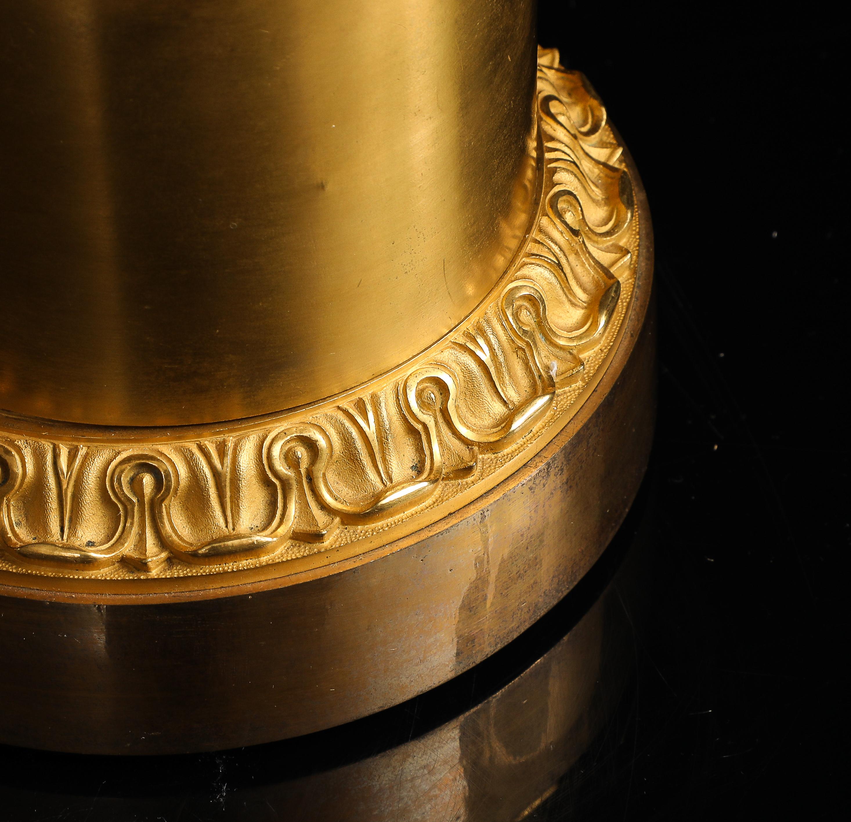 Paire de centres de table/Tazzas pour dauphins en bronze doré d'époque Empire avec armorial en vente 9