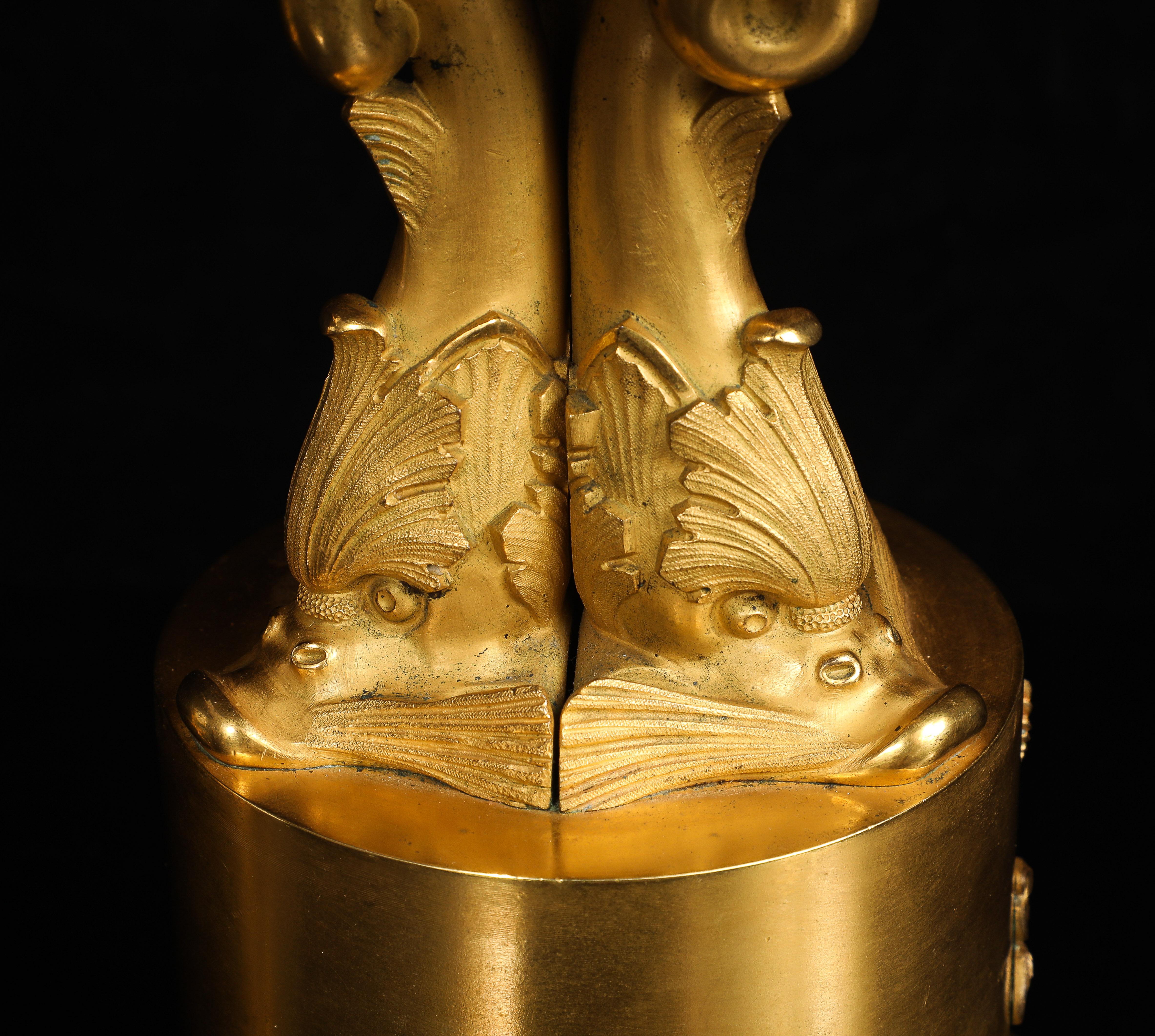 Paire de centres de table/Tazzas pour dauphins en bronze doré d'époque Empire avec armorial en vente 10
