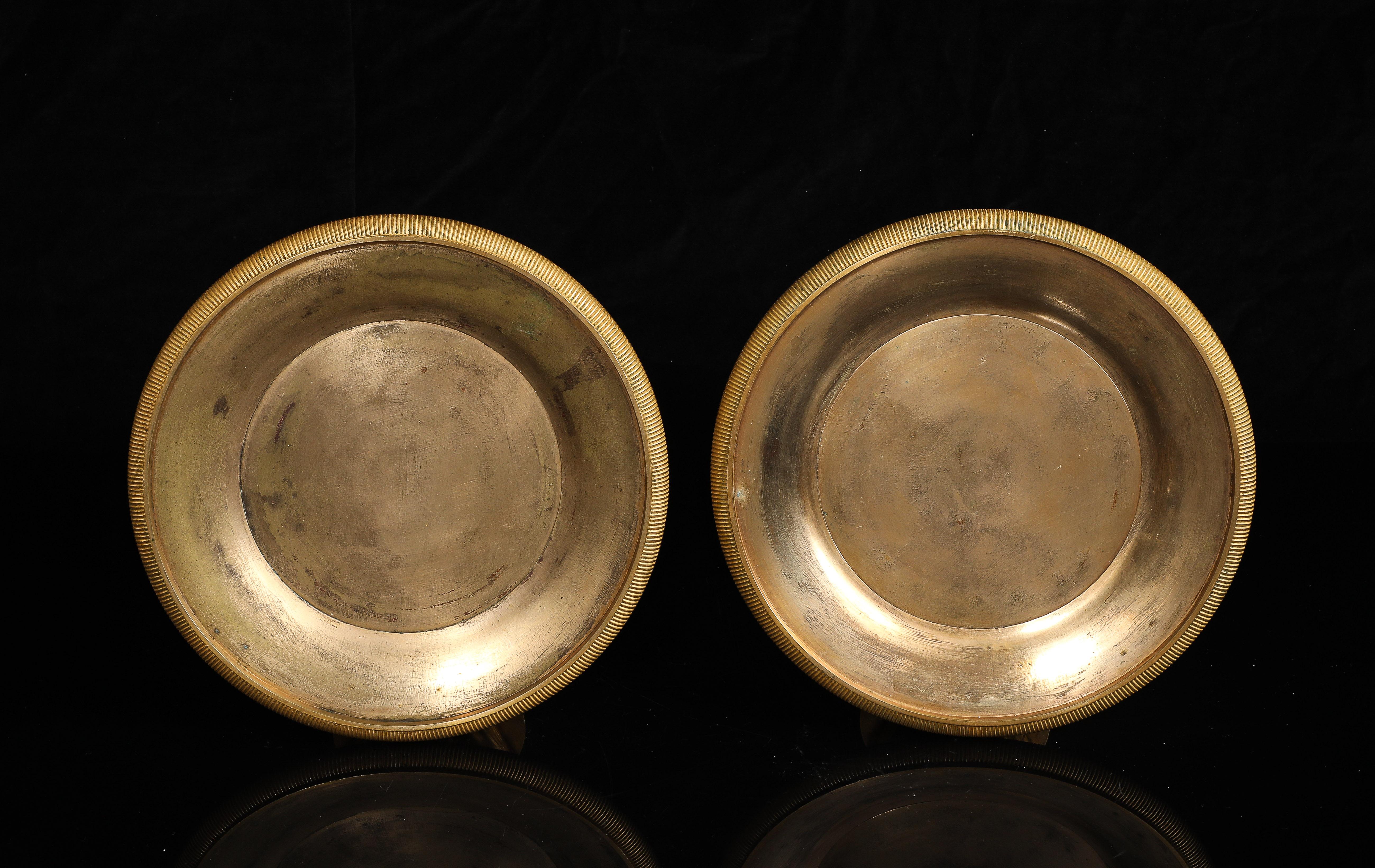 Paire de centres de table/Tazzas pour dauphins en bronze doré d'époque Empire avec armorial en vente 11