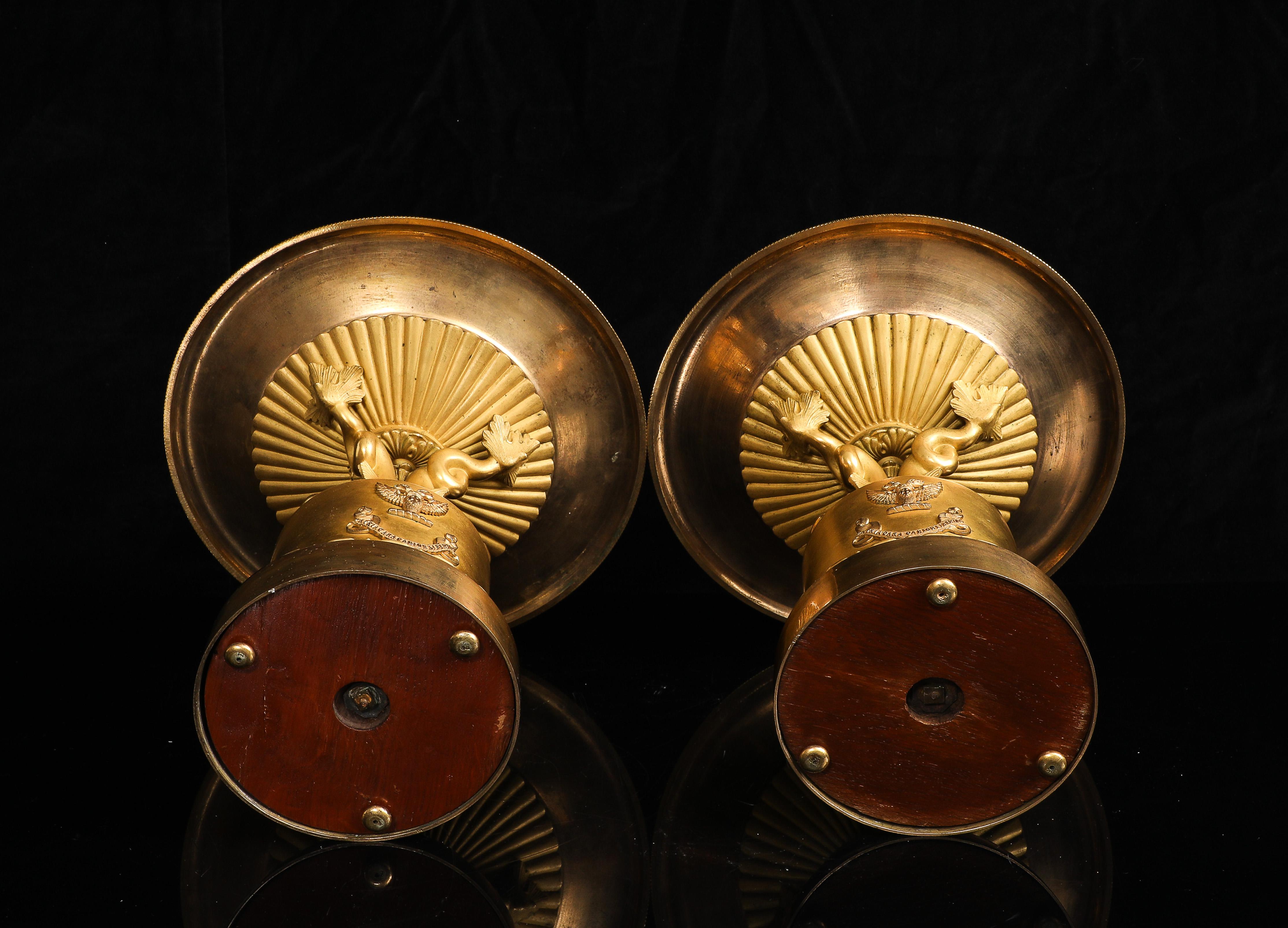 Paire de centres de table/Tazzas pour dauphins en bronze doré d'époque Empire avec armorial en vente 12