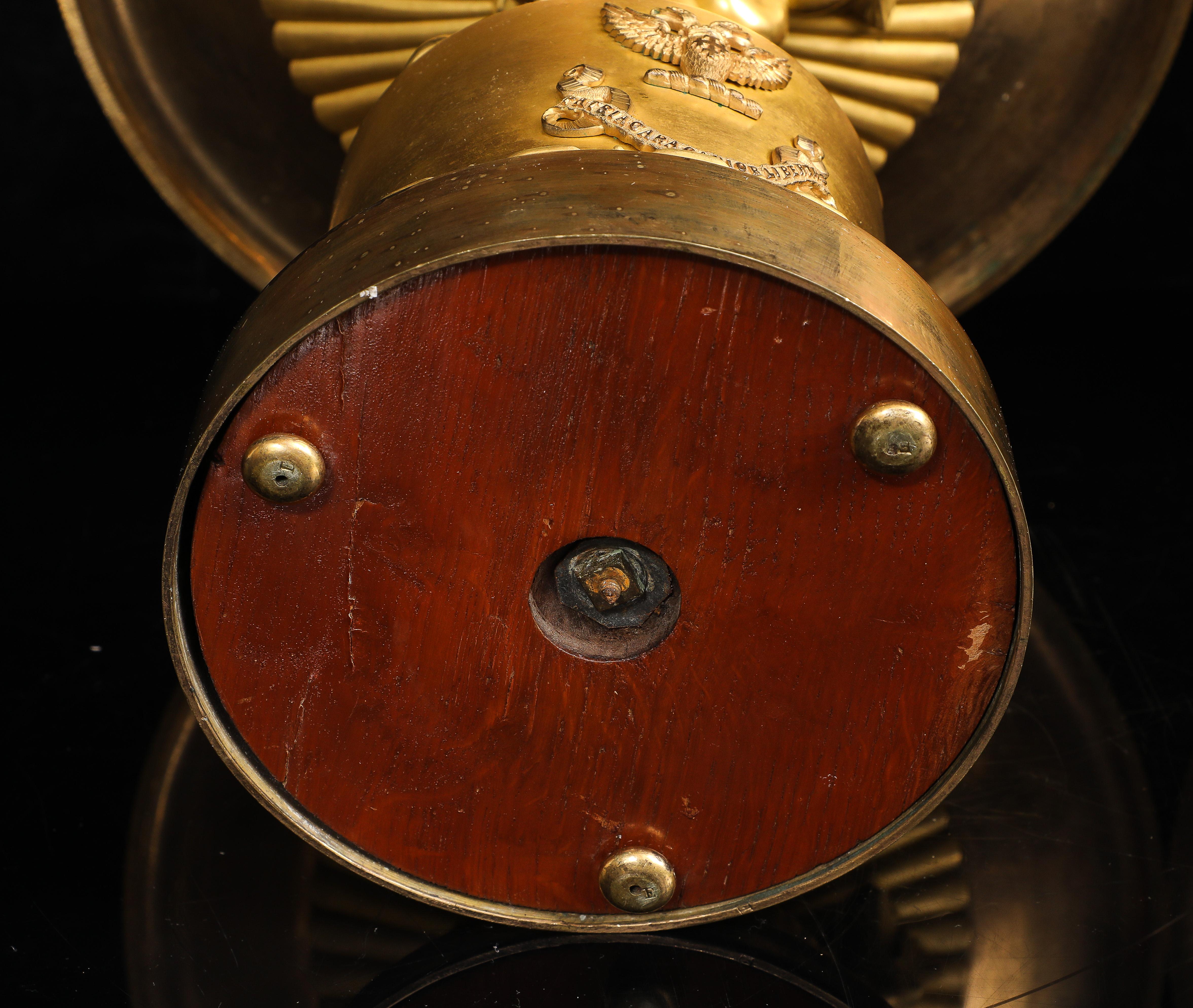 Paire de centres de table/Tazzas pour dauphins en bronze doré d'époque Empire avec armorial en vente 13