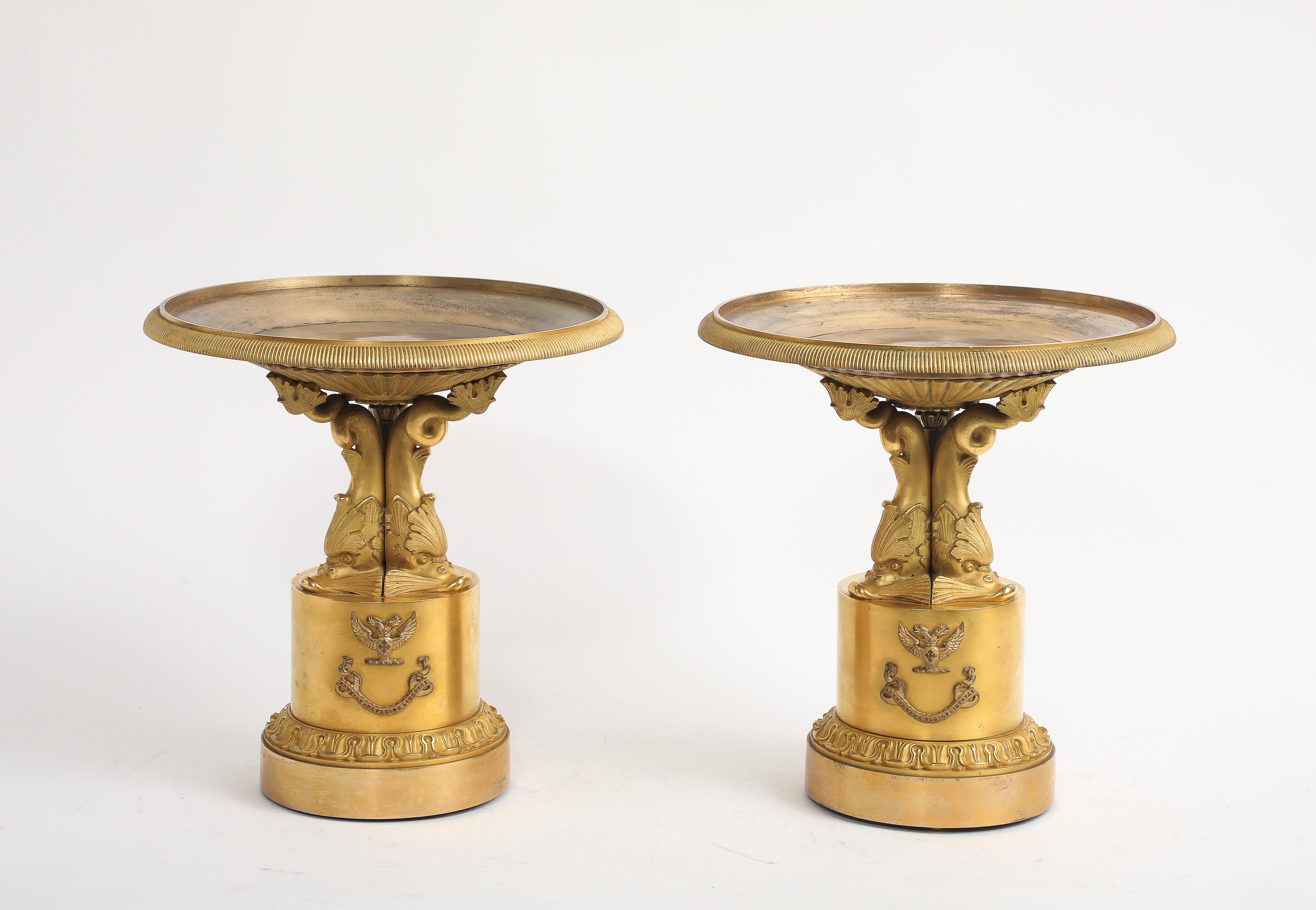 Paire de centres de table/Tazzas en bronze doré d'époque Empire avec triple dauphin et écusson de la famille royale

Cette paire de tazzas en bronze doré présente un design symétrique et équilibré typique du néoclassicisme français du début du XIXe