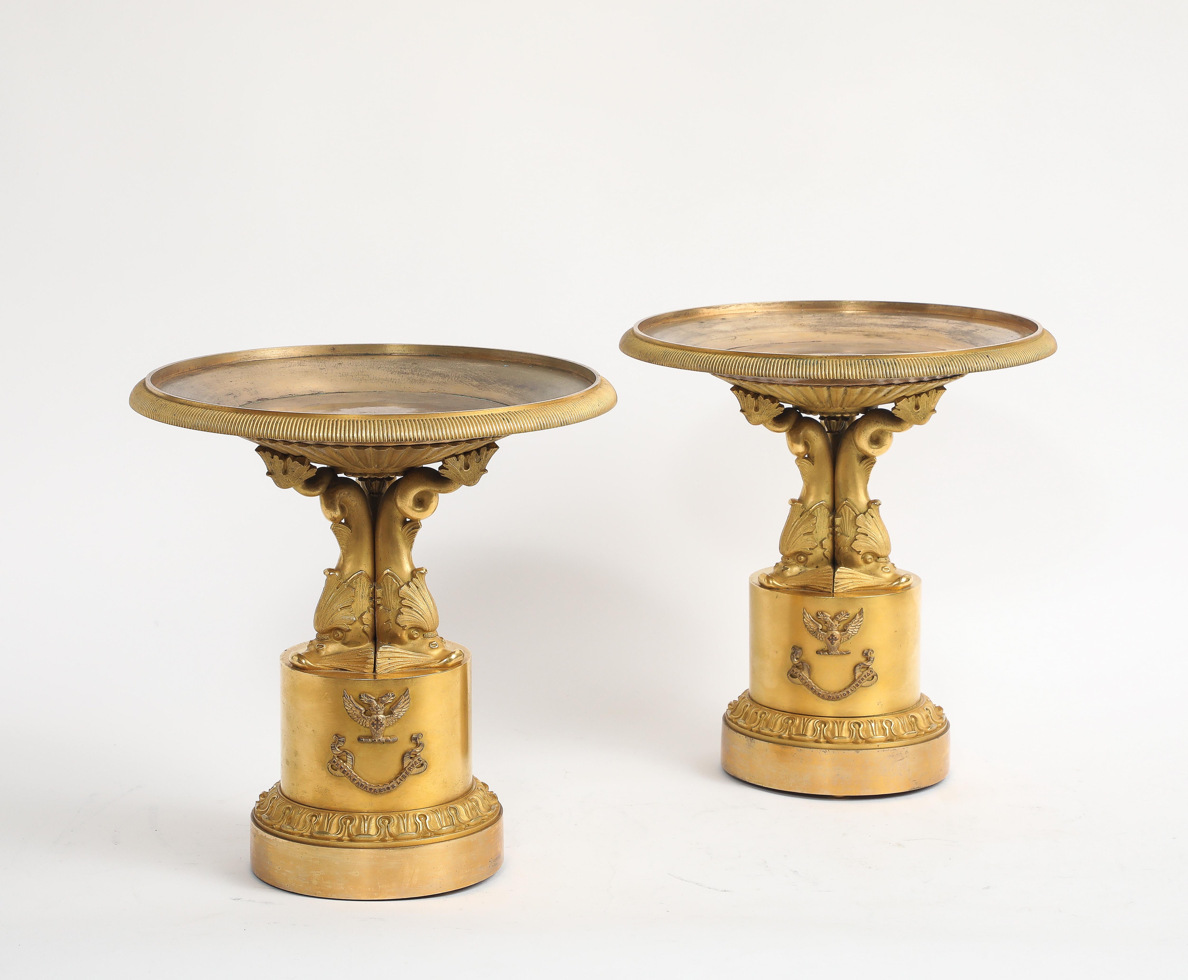 Doré Paire de centres de table/Tazzas pour dauphins en bronze doré d'époque Empire avec armorial en vente