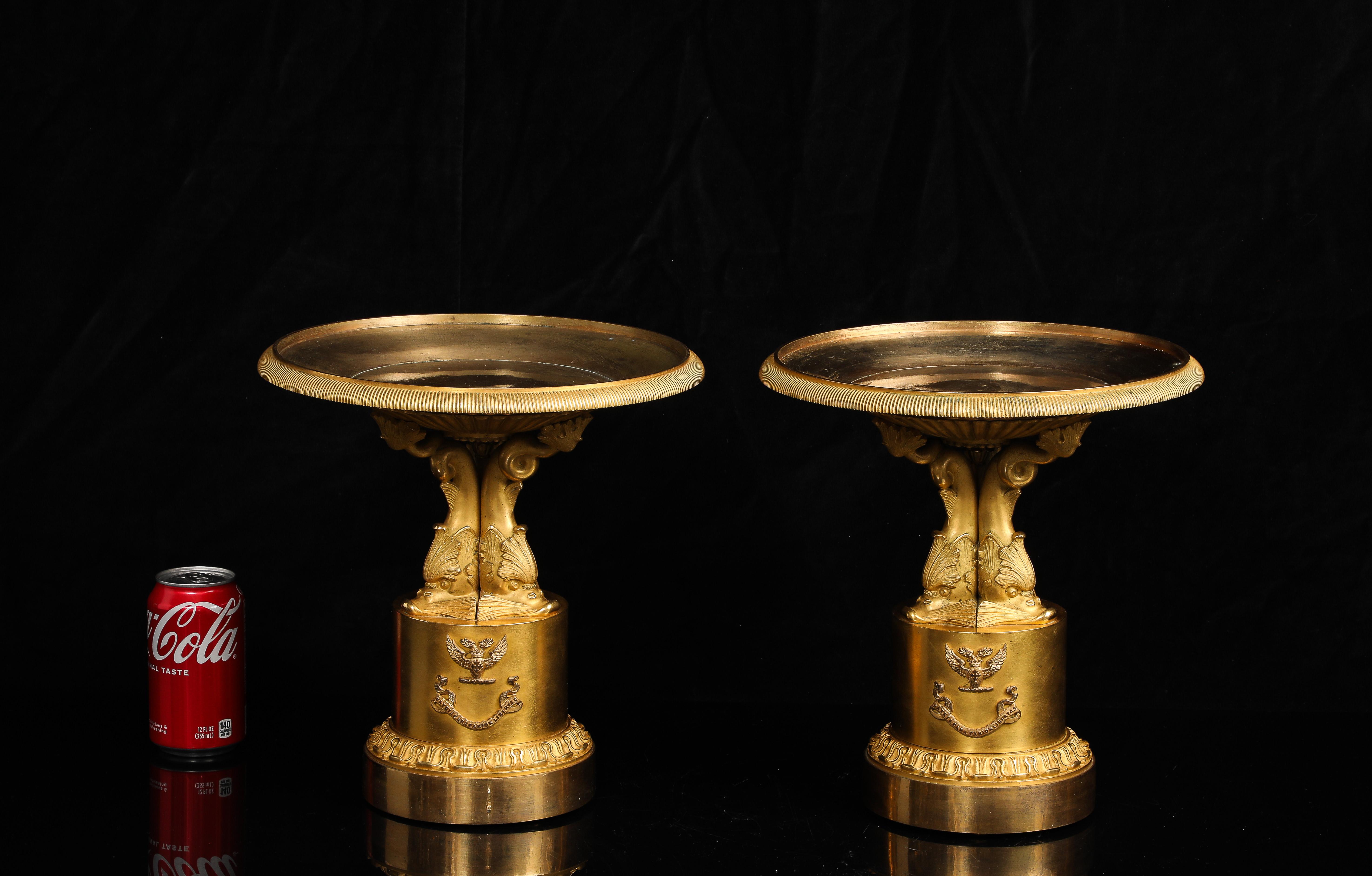 Paire de centres de table/Tazzas pour dauphins en bronze doré d'époque Empire avec armorial Bon état - En vente à New York, NY