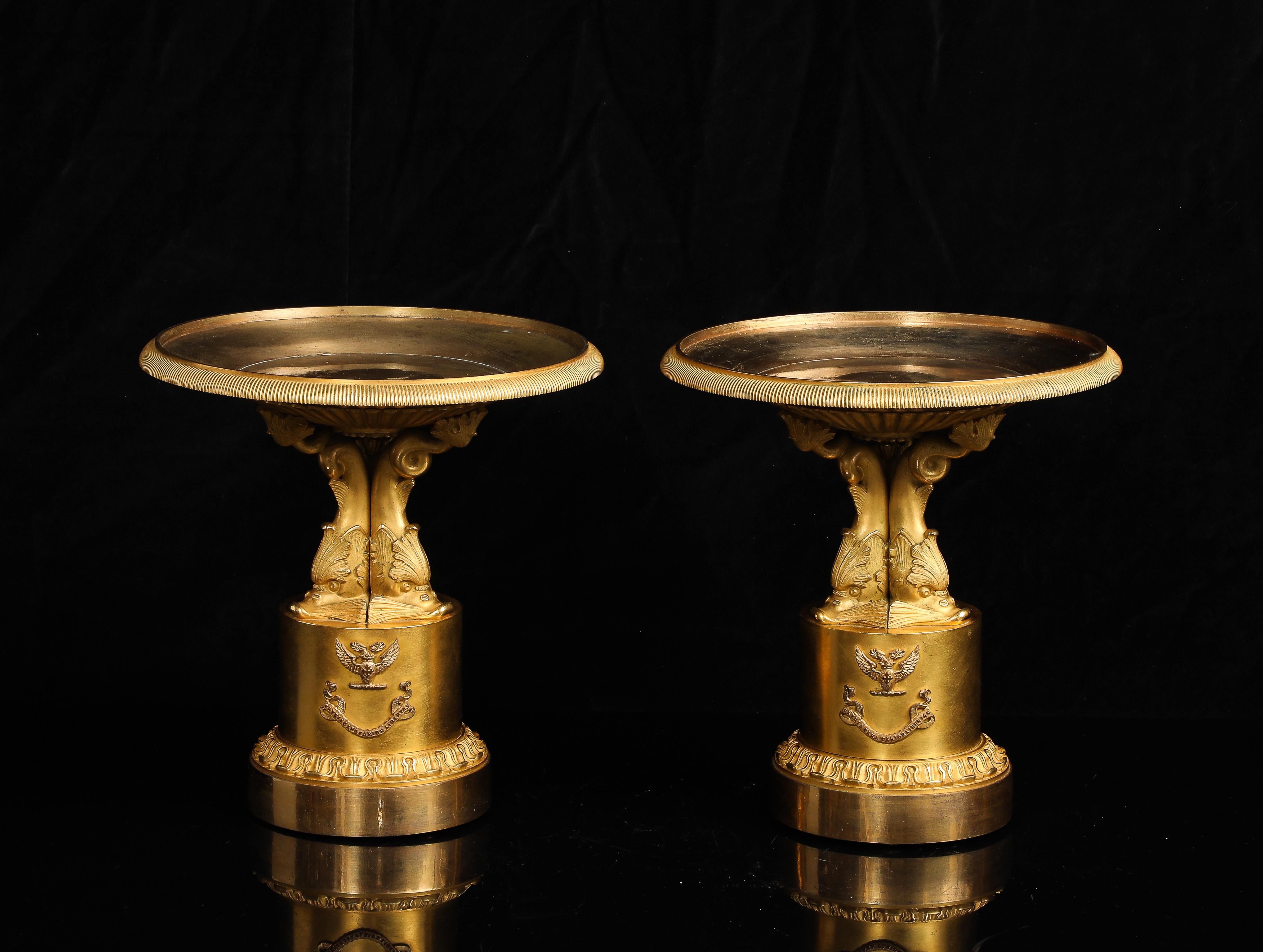 Début du XIXe siècle Paire de centres de table/Tazzas pour dauphins en bronze doré d'époque Empire avec armorial en vente