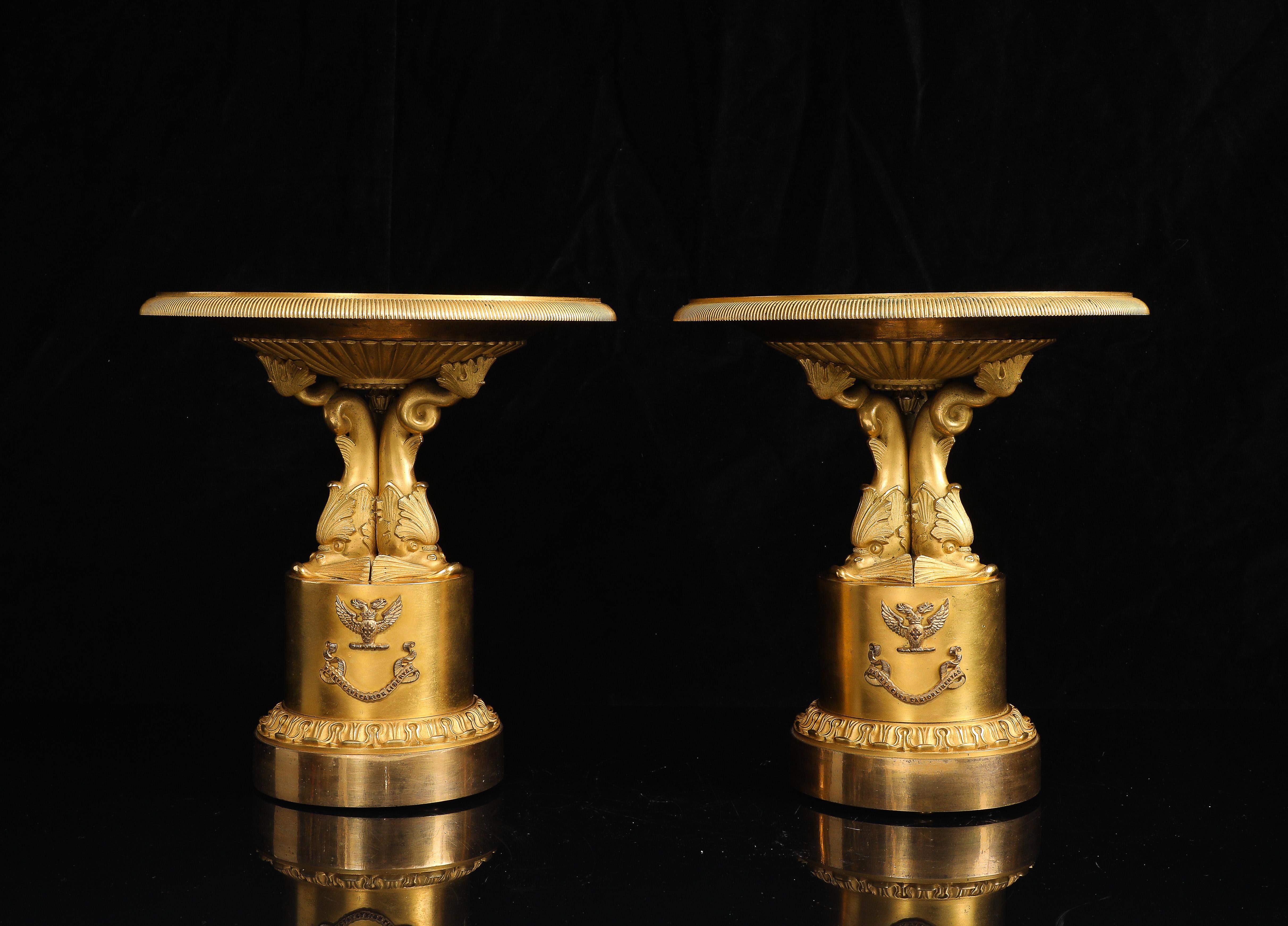 Bronze Paire de centres de table/Tazzas pour dauphins en bronze doré d'époque Empire avec armorial en vente