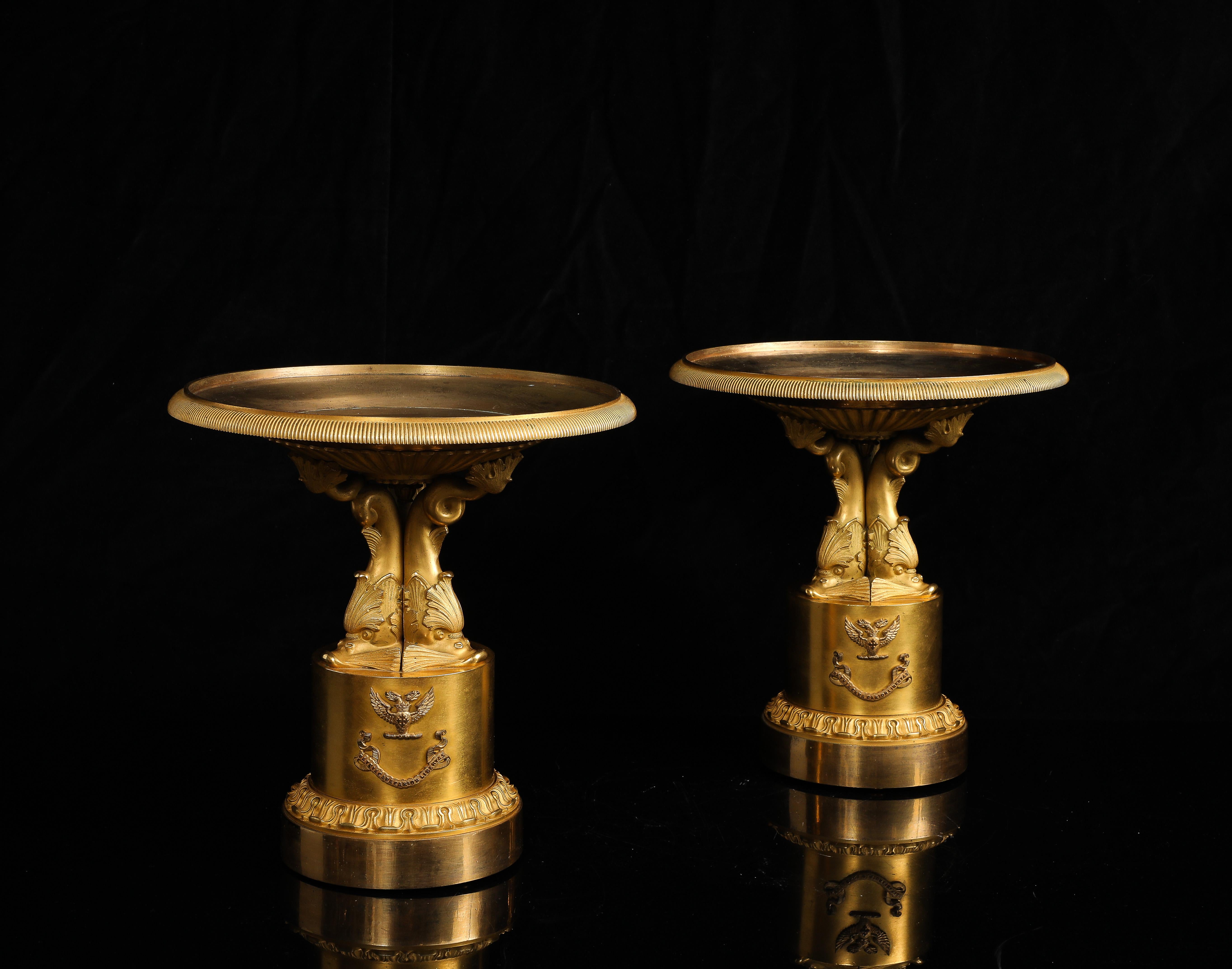 Paire de centres de table/Tazzas pour dauphins en bronze doré d'époque Empire avec armorial en vente 1