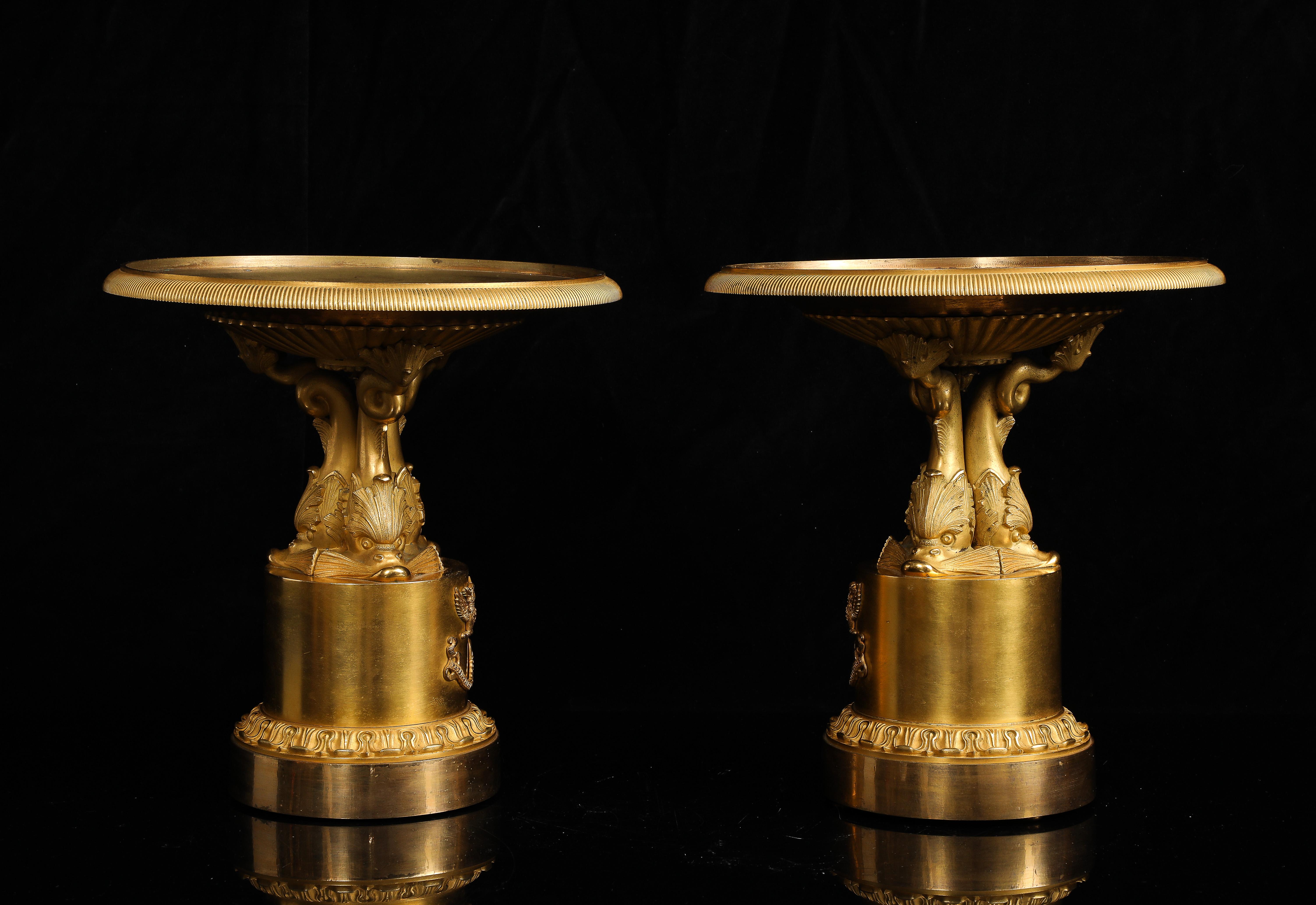 Paire de centres de table/Tazzas pour dauphins en bronze doré d'époque Empire avec armorial en vente 2