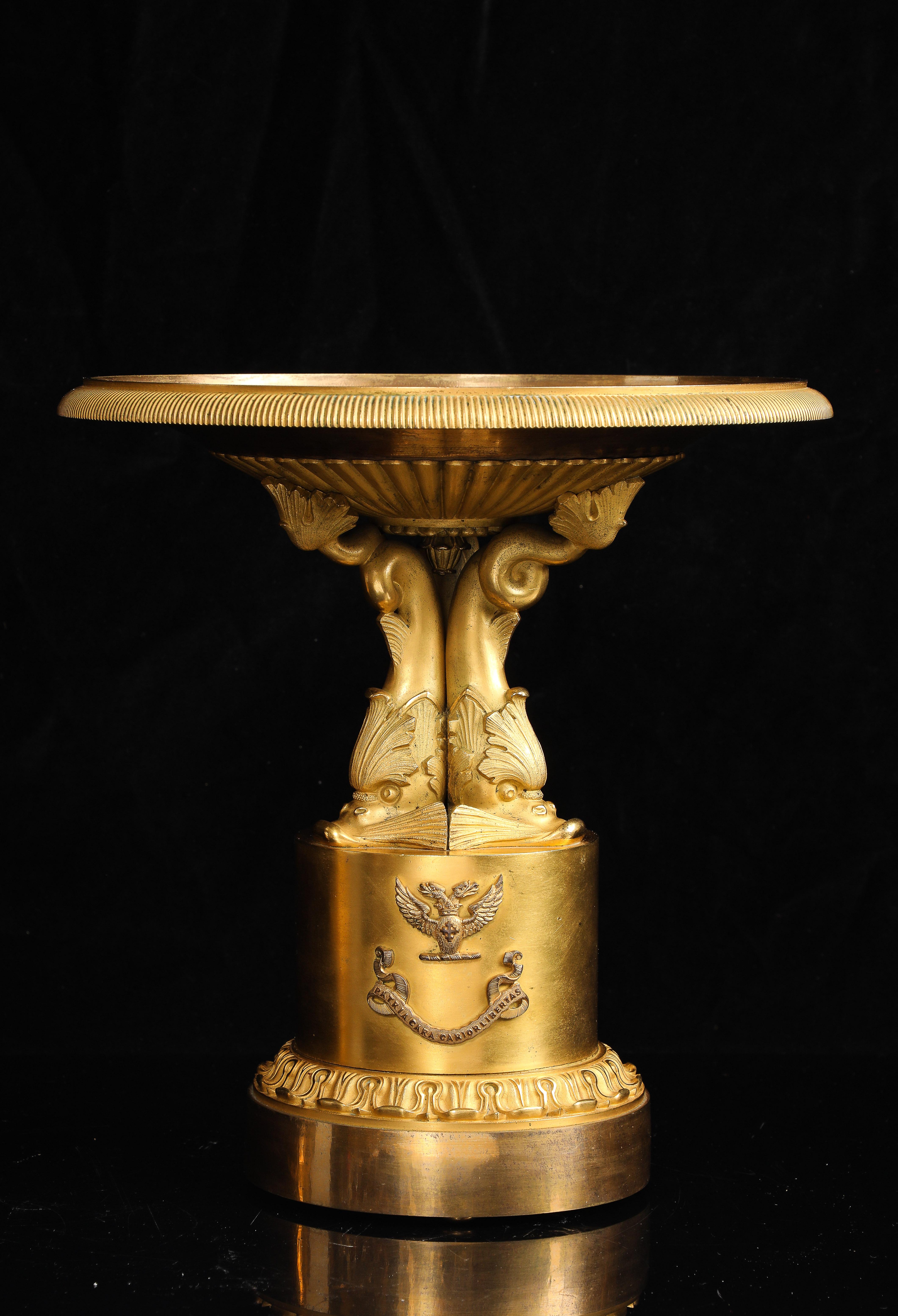 Paire de centres de table/Tazzas pour dauphins en bronze doré d'époque Empire avec armorial en vente 3