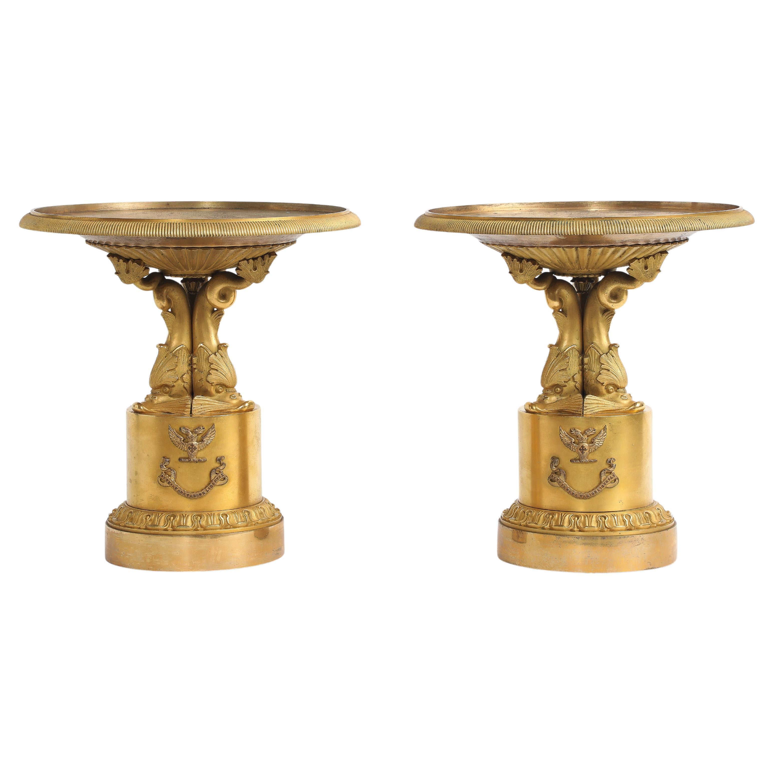 Paire de centres de table/Tazzas pour dauphins en bronze doré d
époque Empire avec armorial en vente