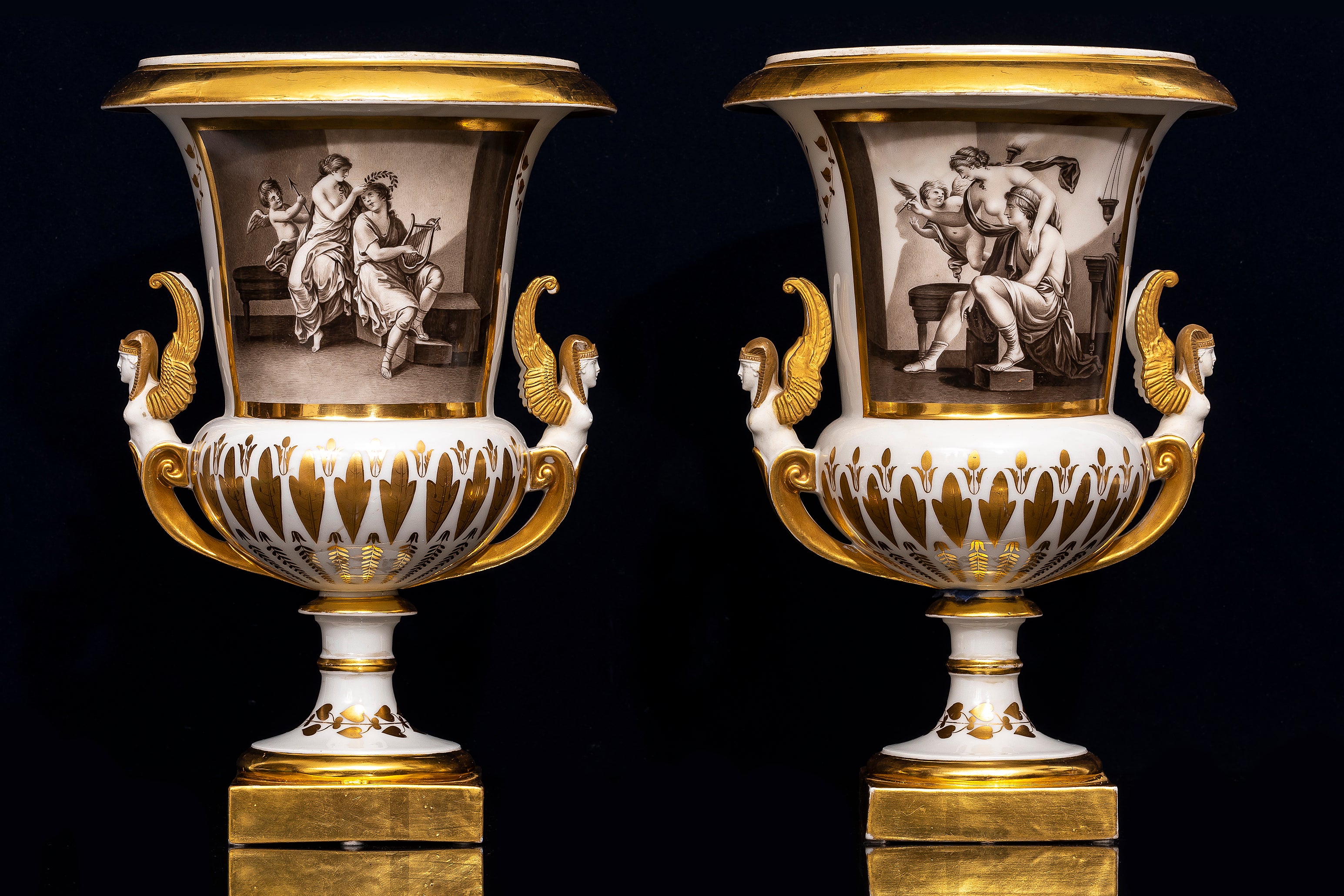 Paire de vases en porcelaine de Locre de style néo-égyptien de la période de l'Empire français.  Chaque vase reflète l'influence du style néo-égyptien qui s'est imposé après la campagne de Napoléon en Égypte (1798-1801).  Les vases sont fabriqués