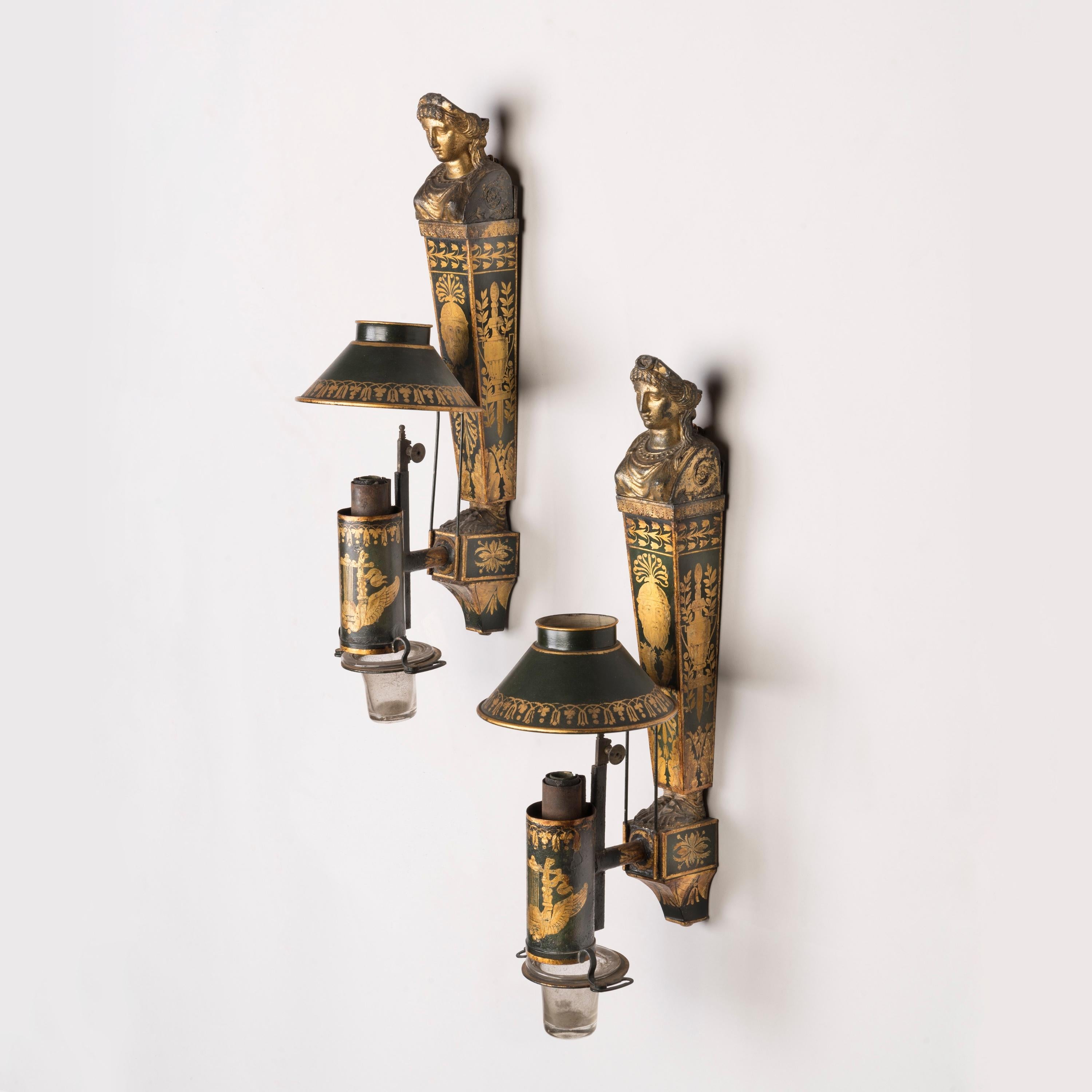 Paire d'objets Empire français
Appliques à Quinquet

Le corps est en tôle peinte vert forêt avec métal doré, modelé comme des hermès classiques avec des bustes de Diane, les plaques arrière effilées décorées à la main et délivrant une lampe à huile