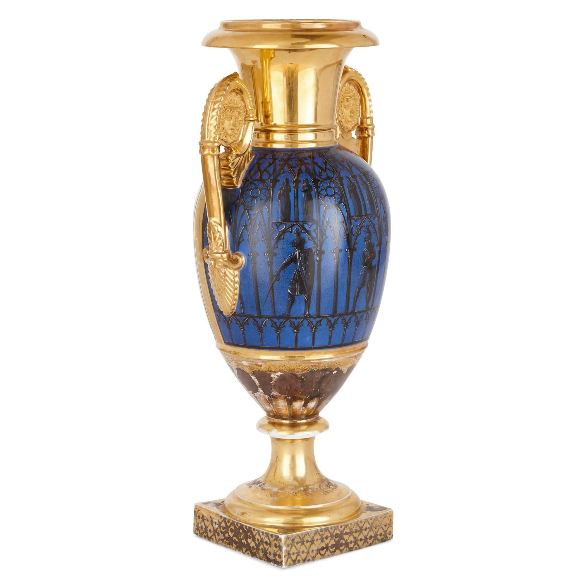 Ces excellents vases à fond doré sont des pièces anciennes de grande qualité, datant de la période Empire en France au début du XIXe siècle. Chaque vase repose sur une base carrée, est monté avec deux poignées à volutes insérées dans des masques
