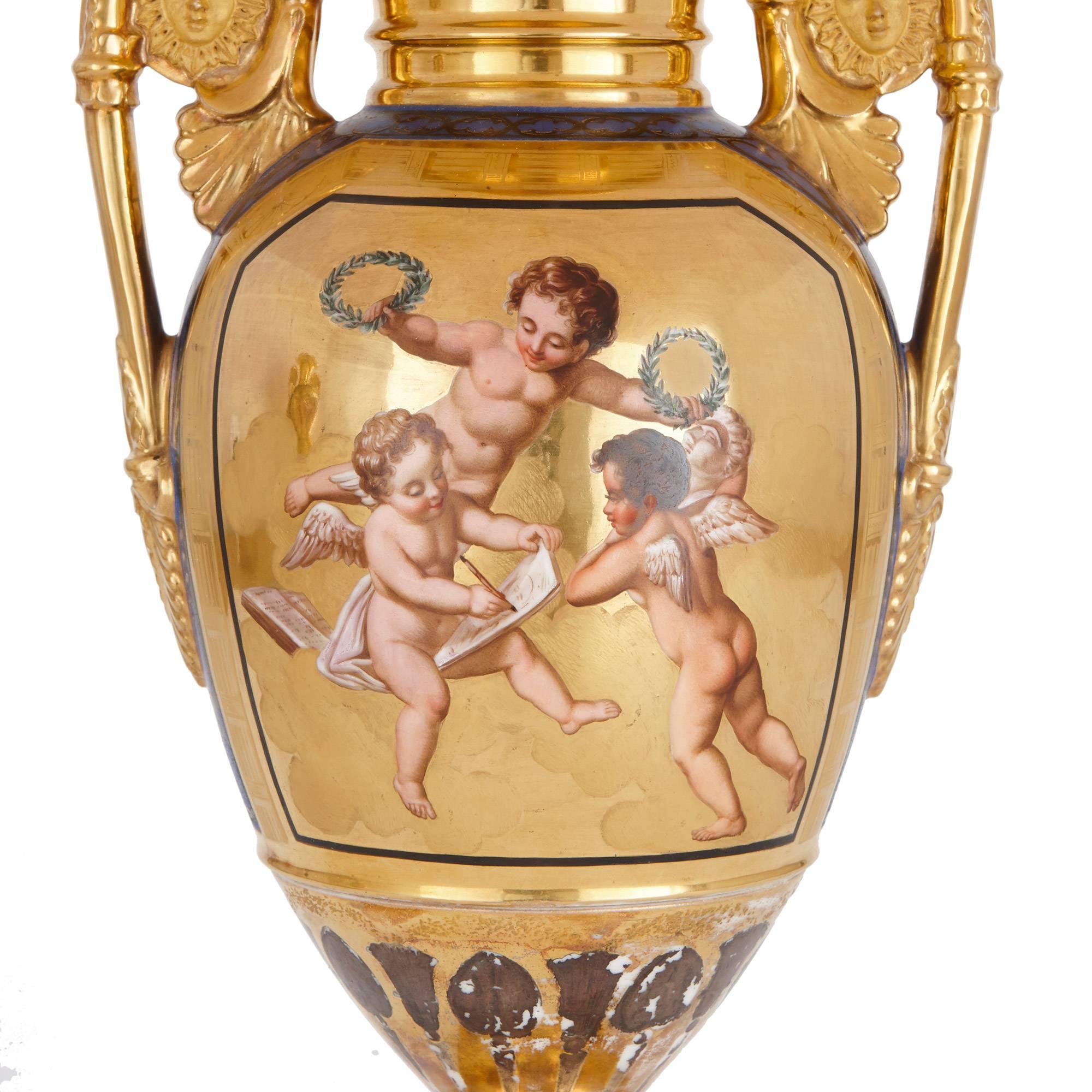 Français Paire de vases en porcelaine à fond doré d'époque Empire français en vente