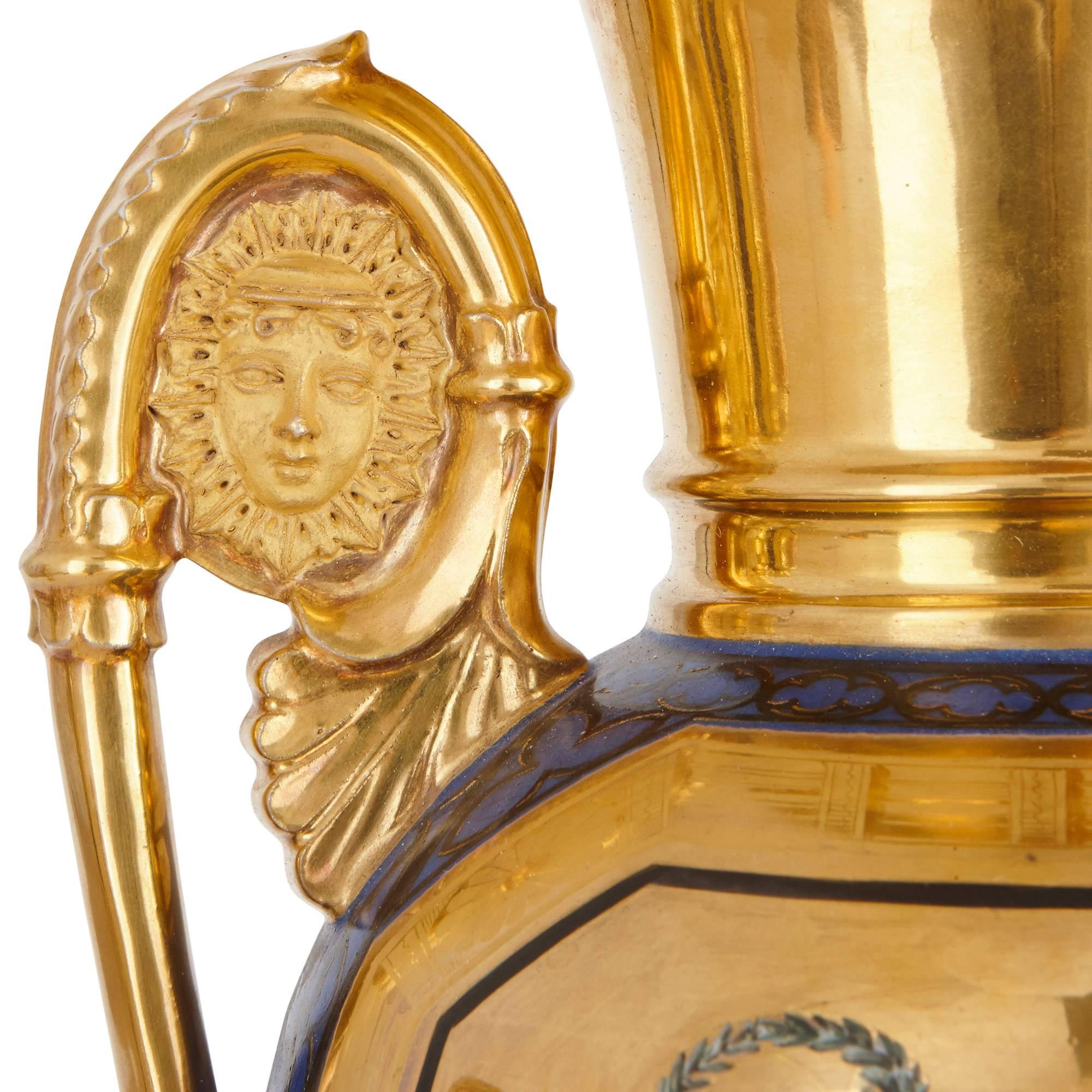 Doré Paire de vases en porcelaine à fond doré d'époque Empire français en vente