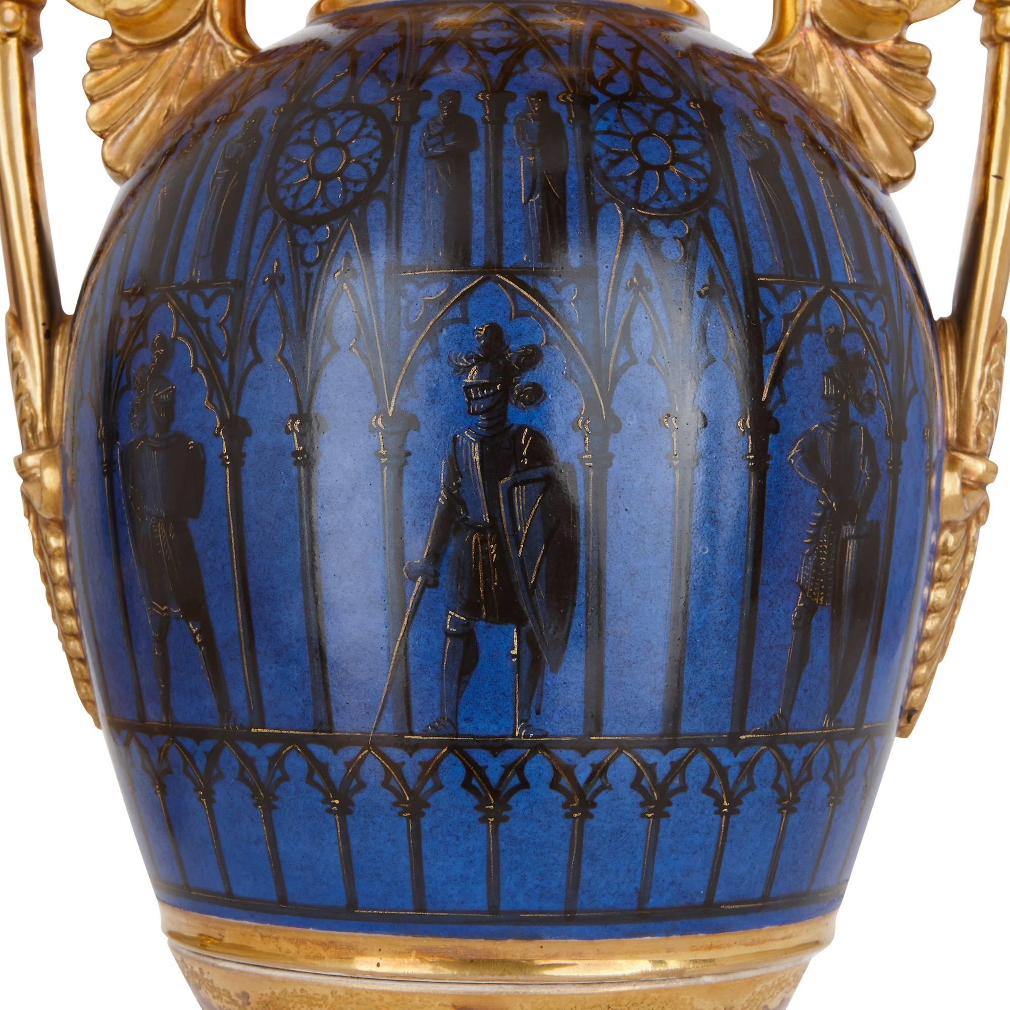 XIXe siècle Paire de vases en porcelaine à fond doré d'époque Empire français en vente