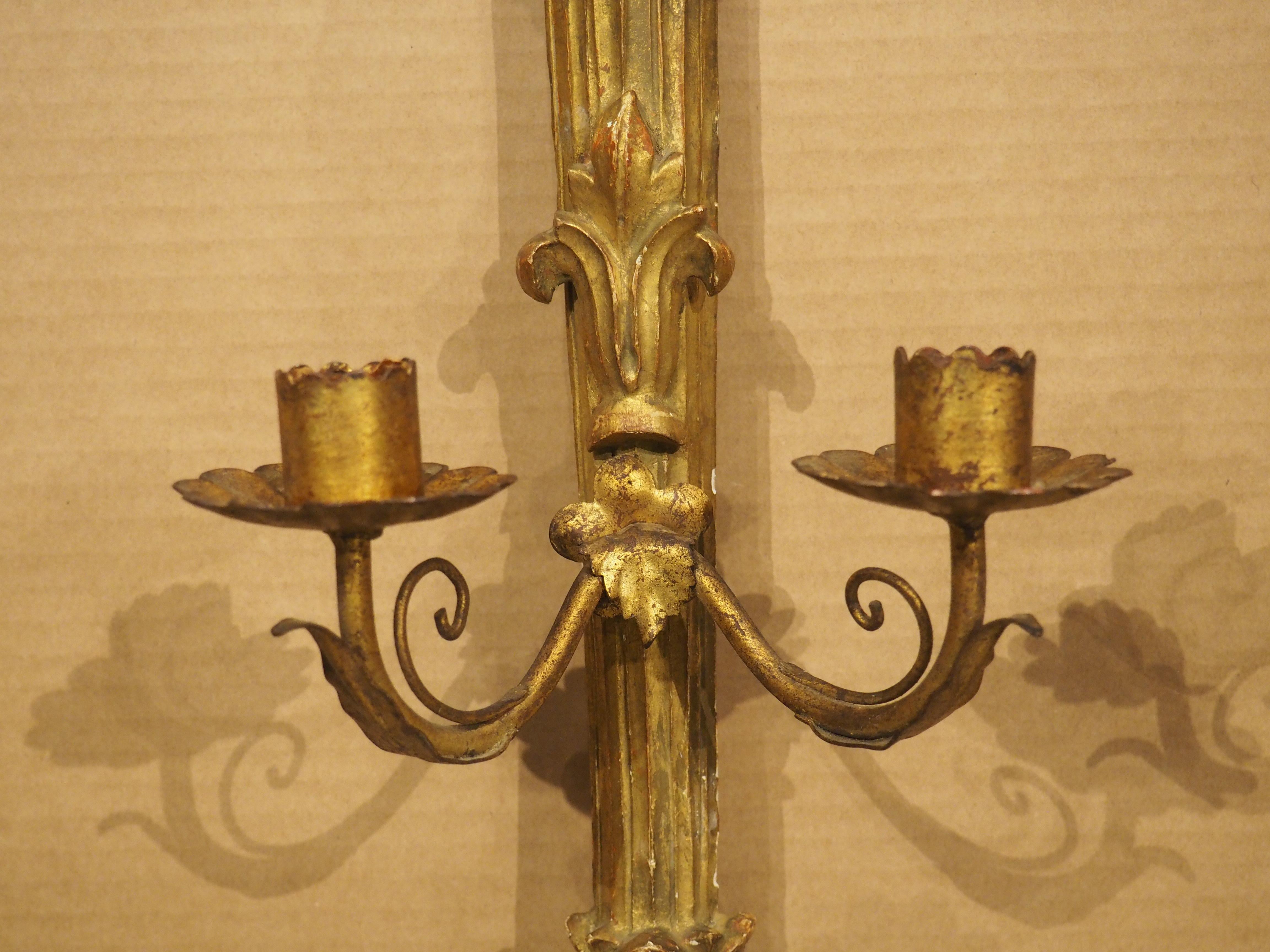 Paire d'appliques en bois doré d'époque Empire français, vers 1815 en vente 1