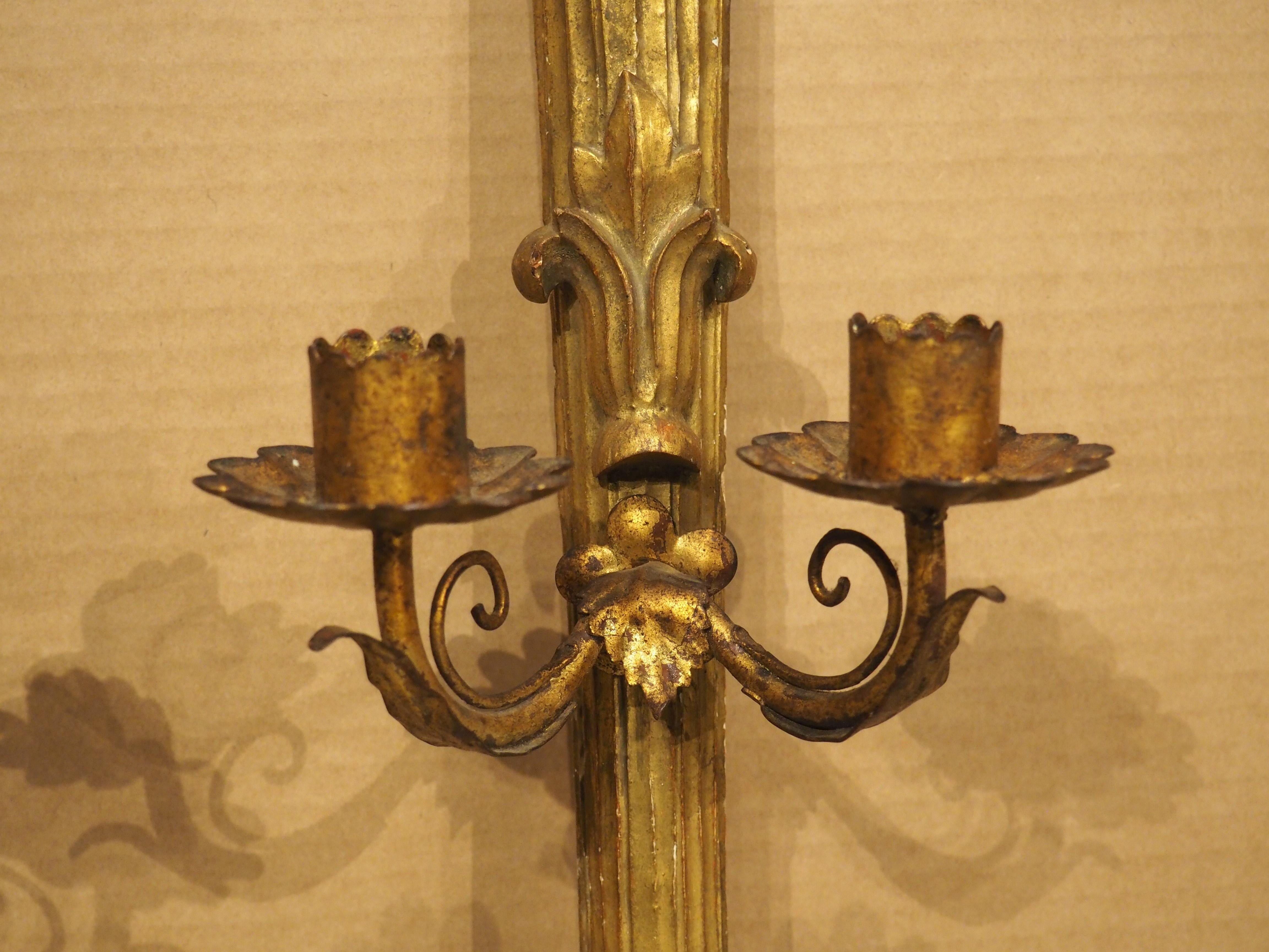 Paire d'appliques en bois doré d'époque Empire français, vers 1815 en vente 2