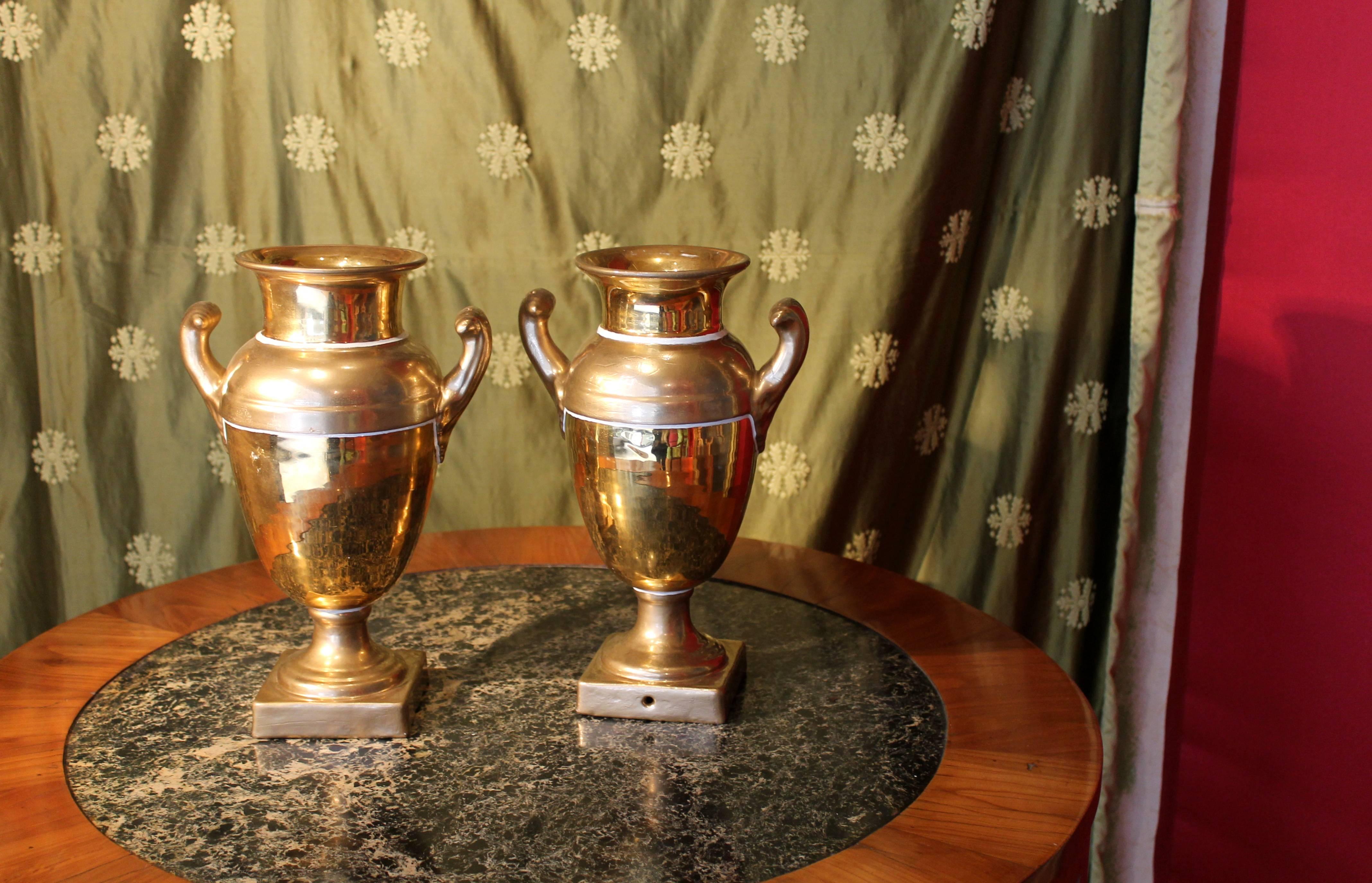 Paar französische Vasen aus mattem und brüniertem vergoldetem Porzellan aus der Empire-Periode (Französisch) im Angebot