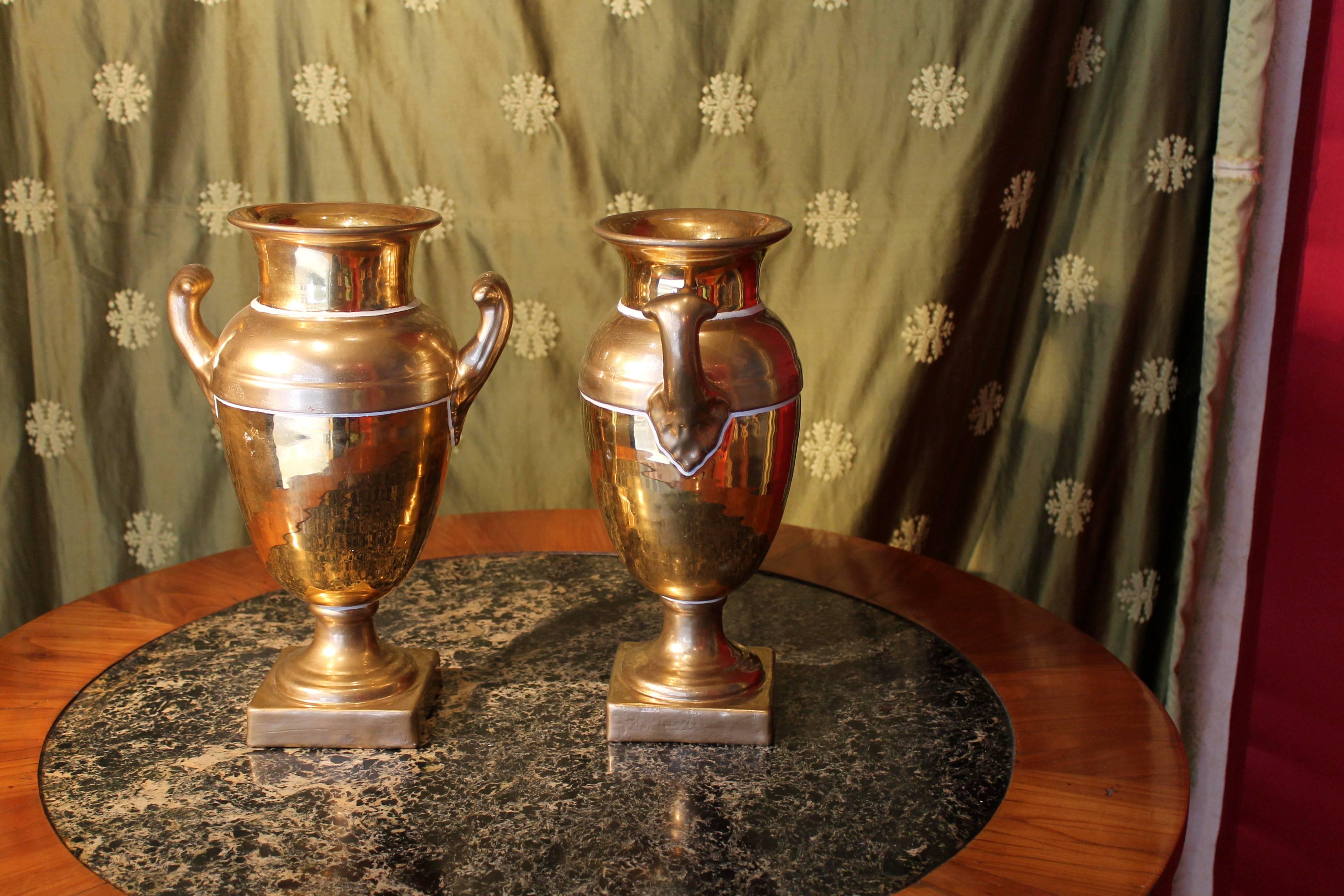 Paar französische Vasen aus mattem und brüniertem vergoldetem Porzellan aus der Empire-Periode (Vergoldet) im Angebot