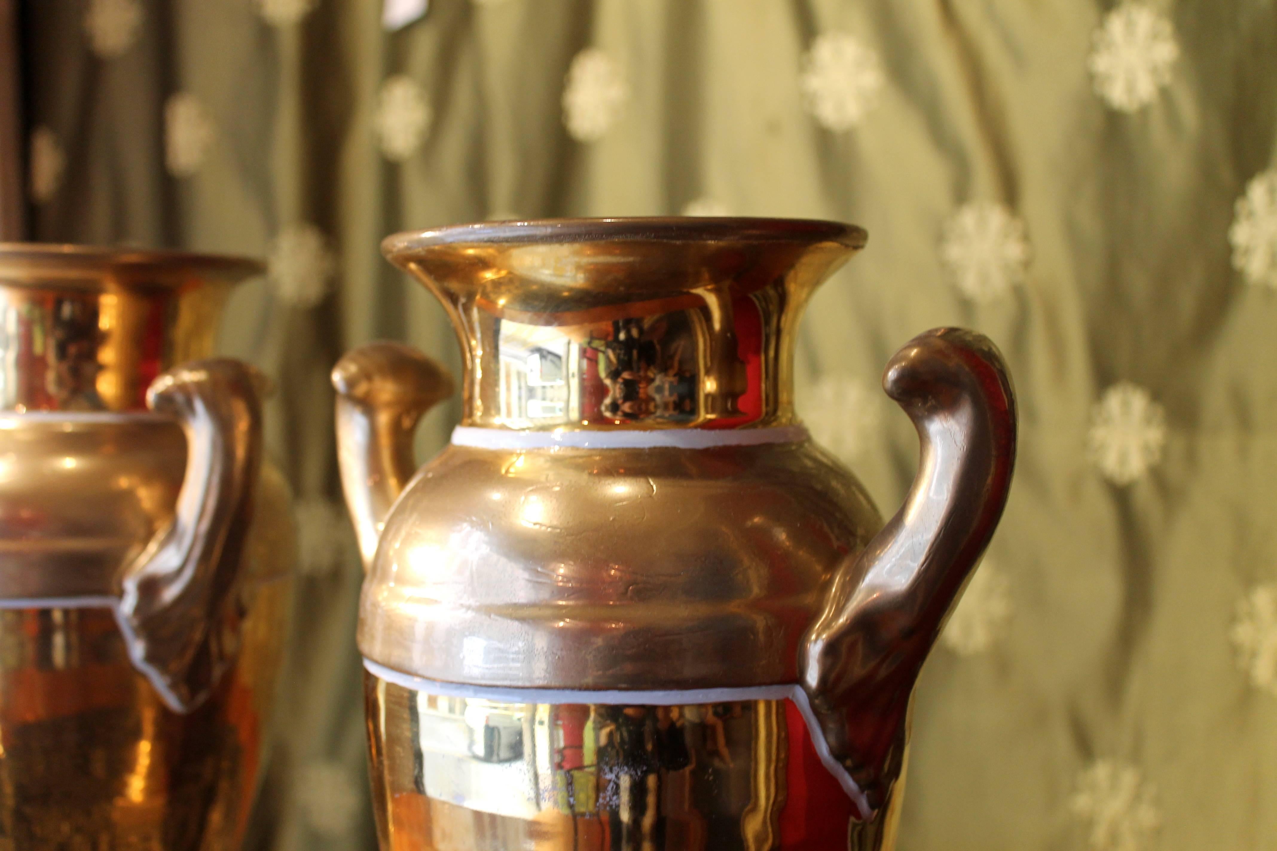 Paire de vases en porcelaine dorée matte et brunie de la période Empire français en vente 1