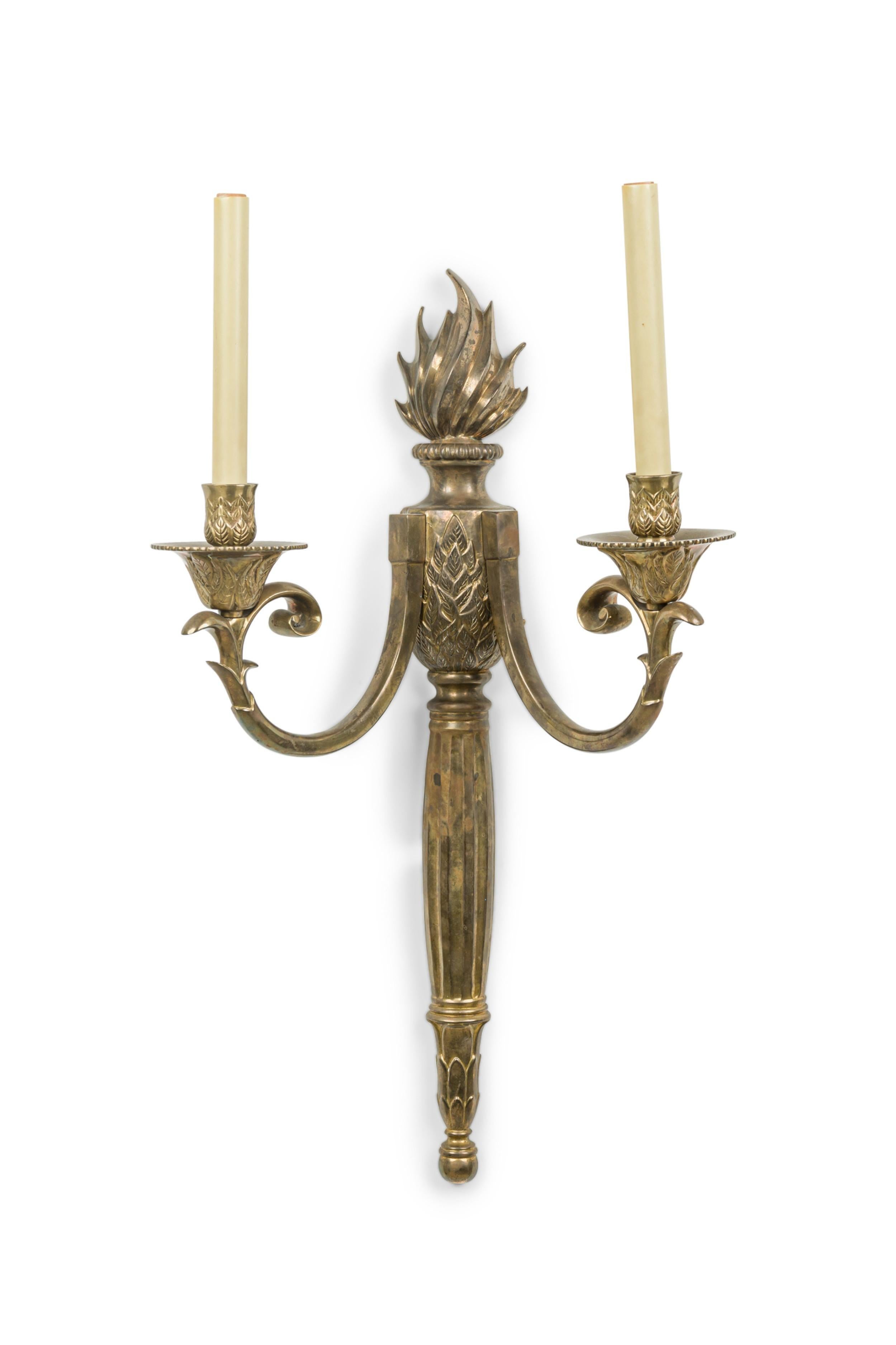 PAIRE d'appliques murales de style néo-empereur français avec un design de torche avec deux bras en forme de volutes et un fleuron de flamme (PRIX POUR LA PAIRE)
