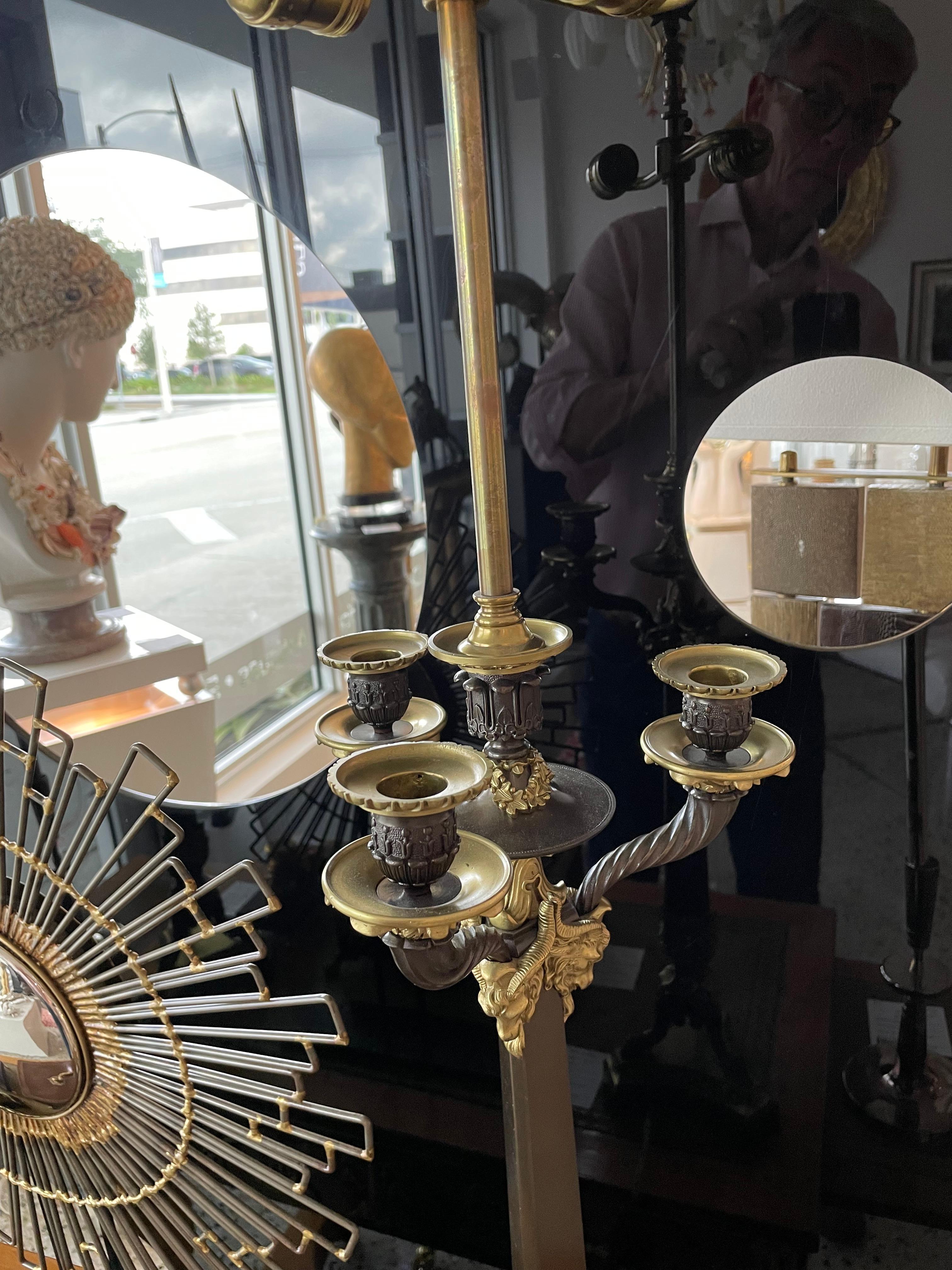Paar franzsische Empire-Revival-Tischlampen mit Kandelabern (Gegossen) im Angebot