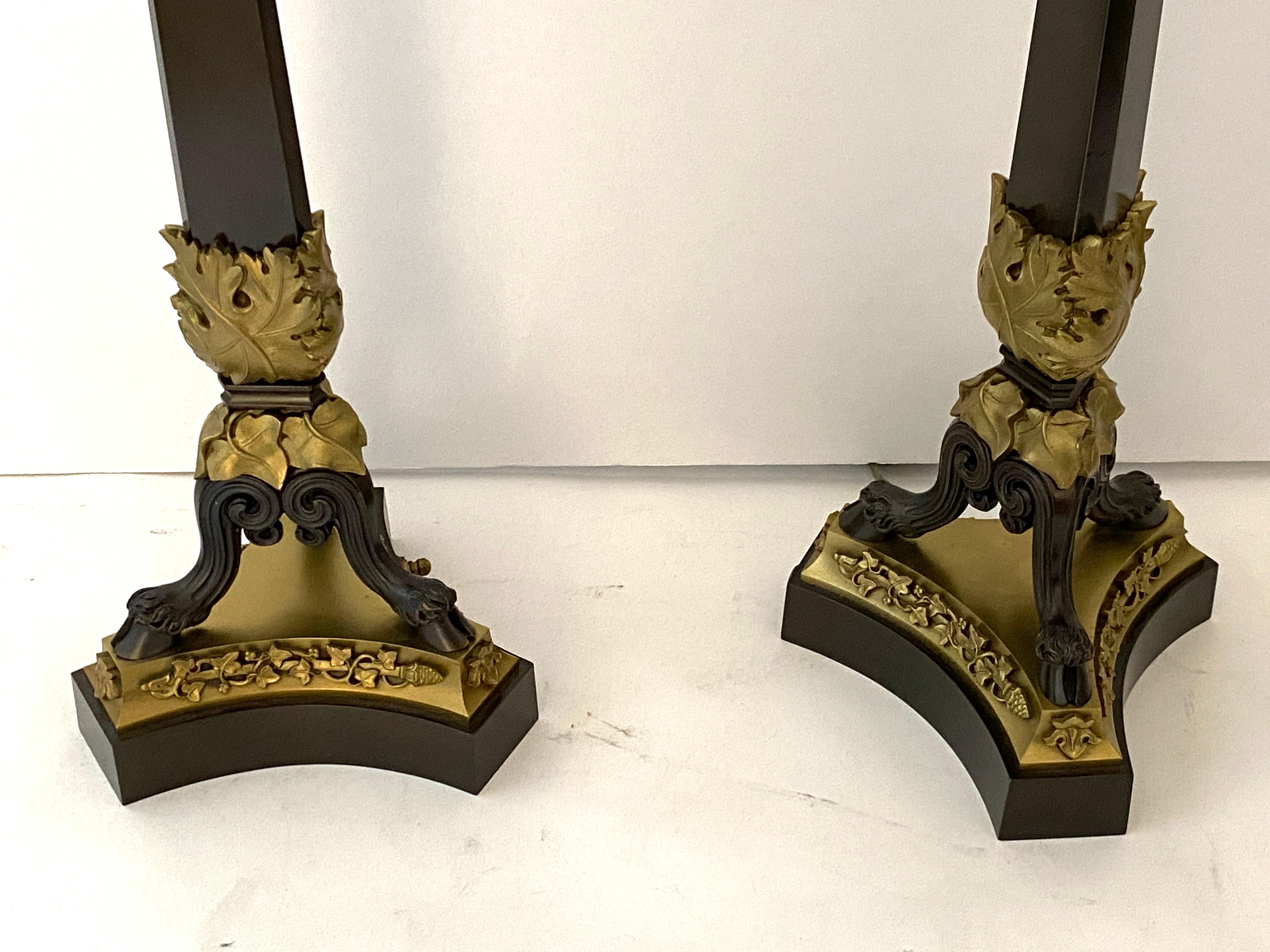 Paar franzsische Empire-Revival-Tischlampen mit Kandelabern (Bronze) im Angebot