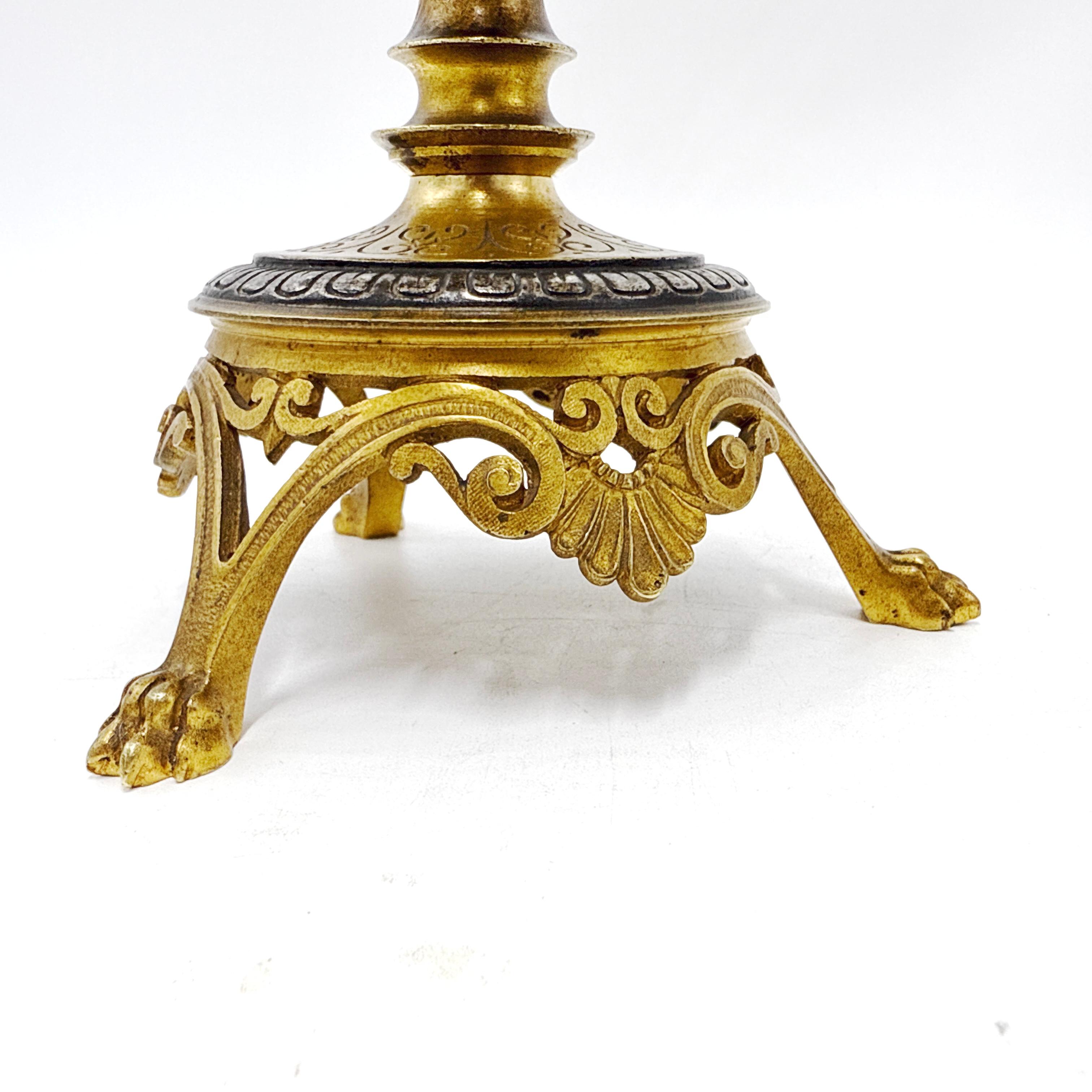 Pareja de candelabros de bronce dorado y patinado de renacimiento imperio francés en venta 4
