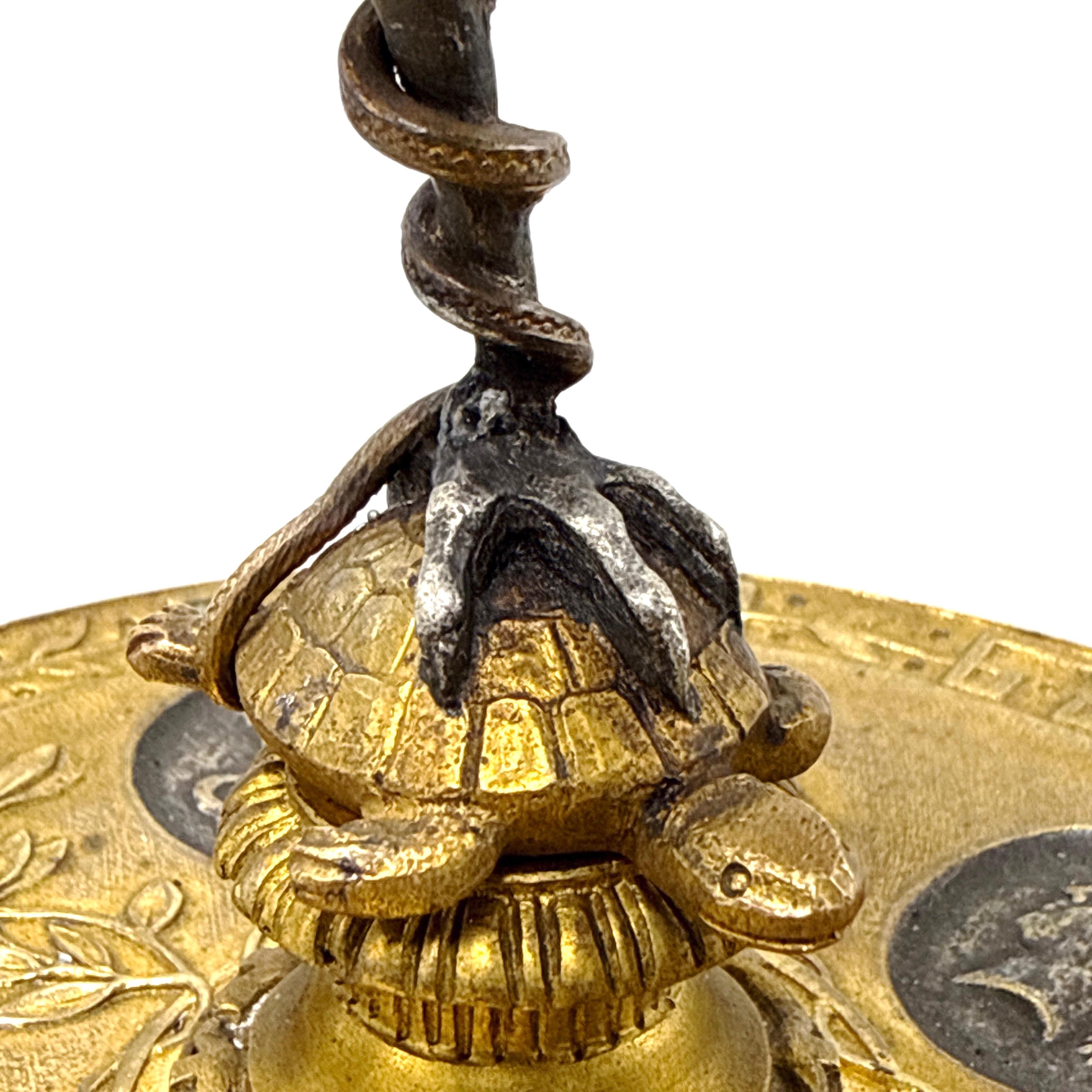 Pareja de candelabros de bronce dorado y patinado de renacimiento imperio francés en venta 8