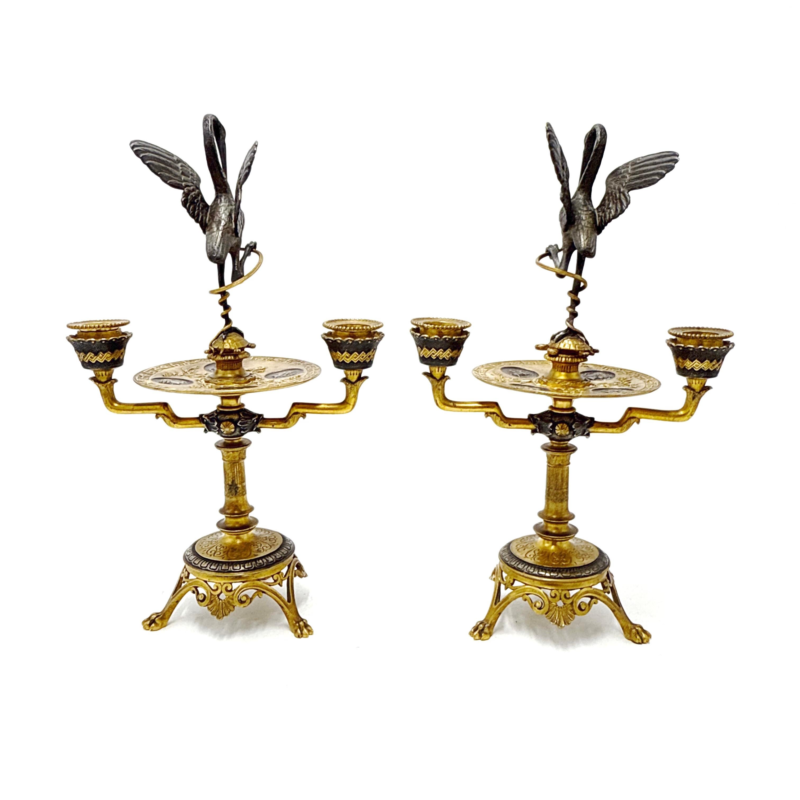 Pareja de candelabros de bronce dorado y patinado de renacimiento imperio francés en venta 9