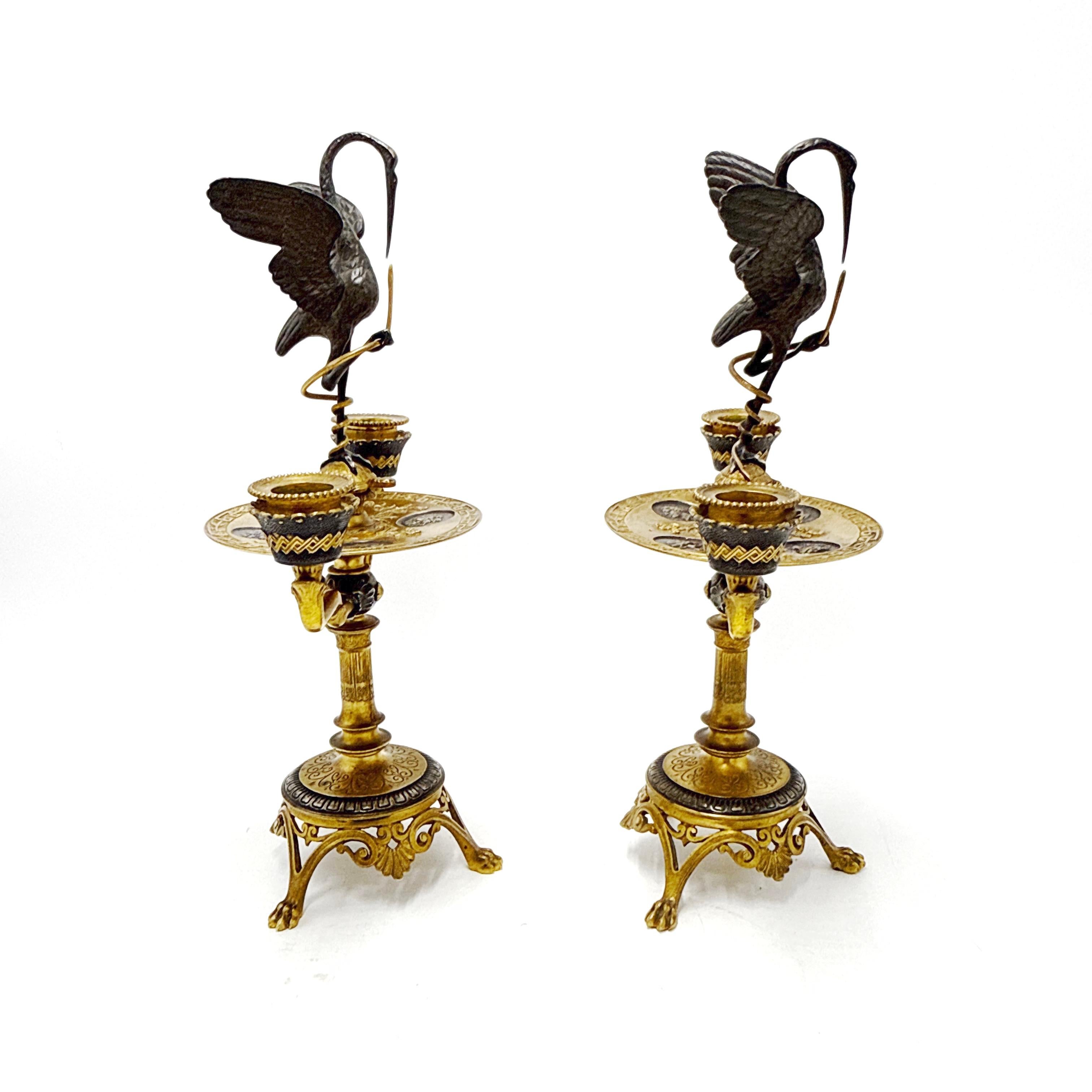 Pareja de candelabros de bronce dorado y patinado de renacimiento imperio francés en venta 10
