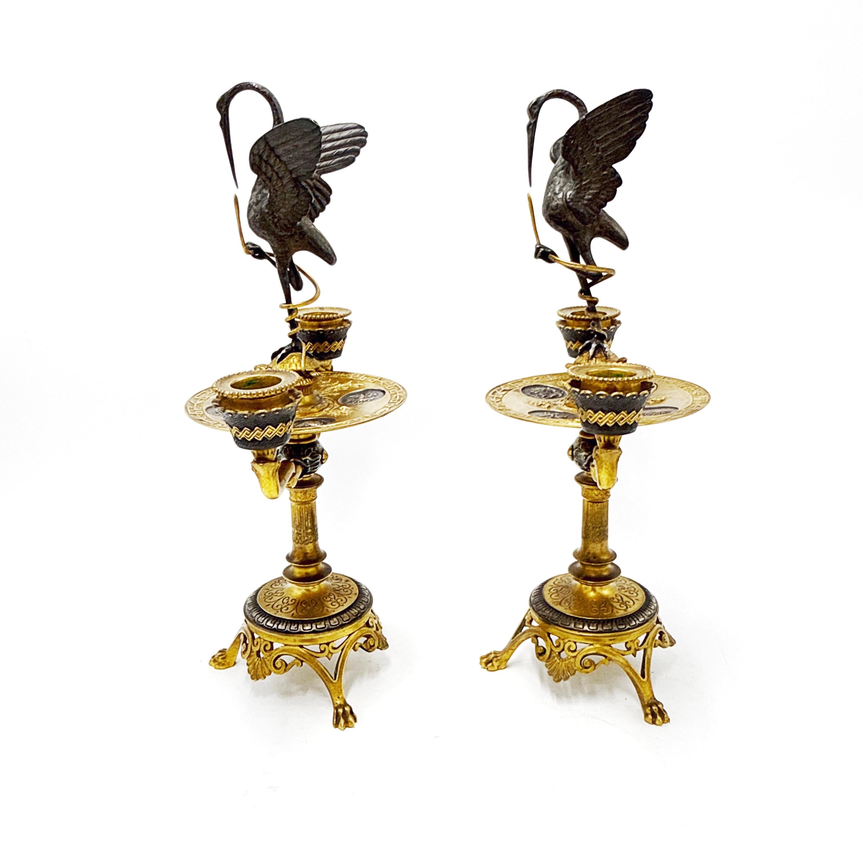 Pareja de candelabros de bronce dorado y patinado de renacimiento imperio francés en venta 11