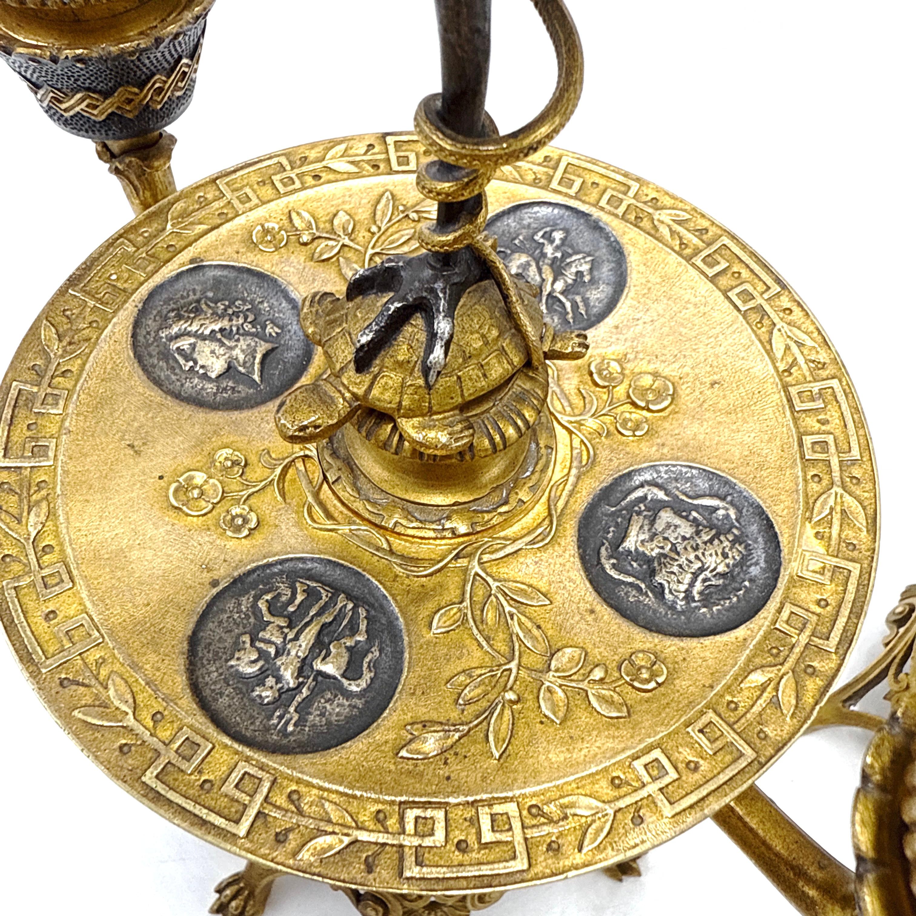 Pareja de candelabros de bronce dorado y patinado de renacimiento imperio francés en venta 12