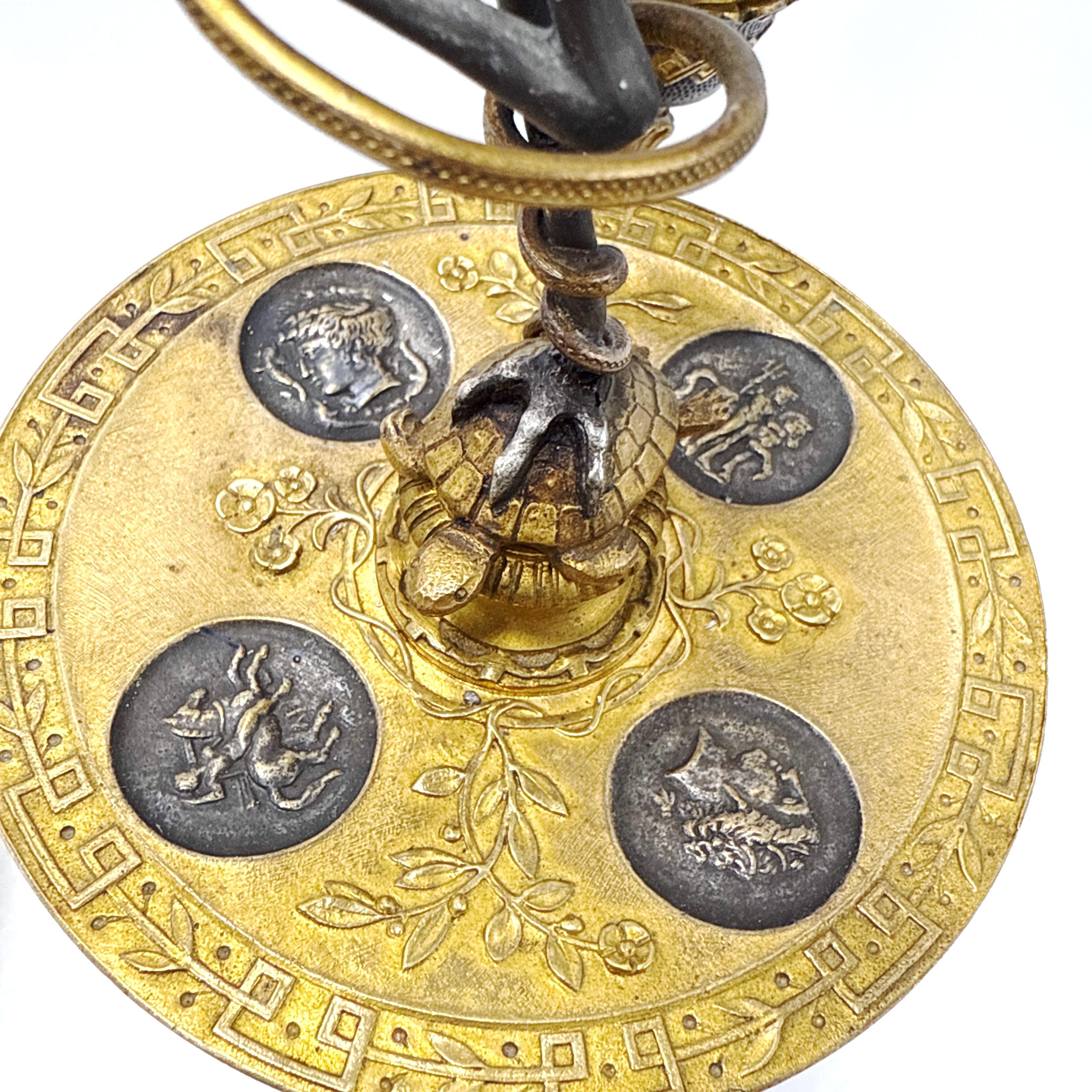 Pareja de candelabros de bronce dorado y patinado de renacimiento imperio francés en venta 13