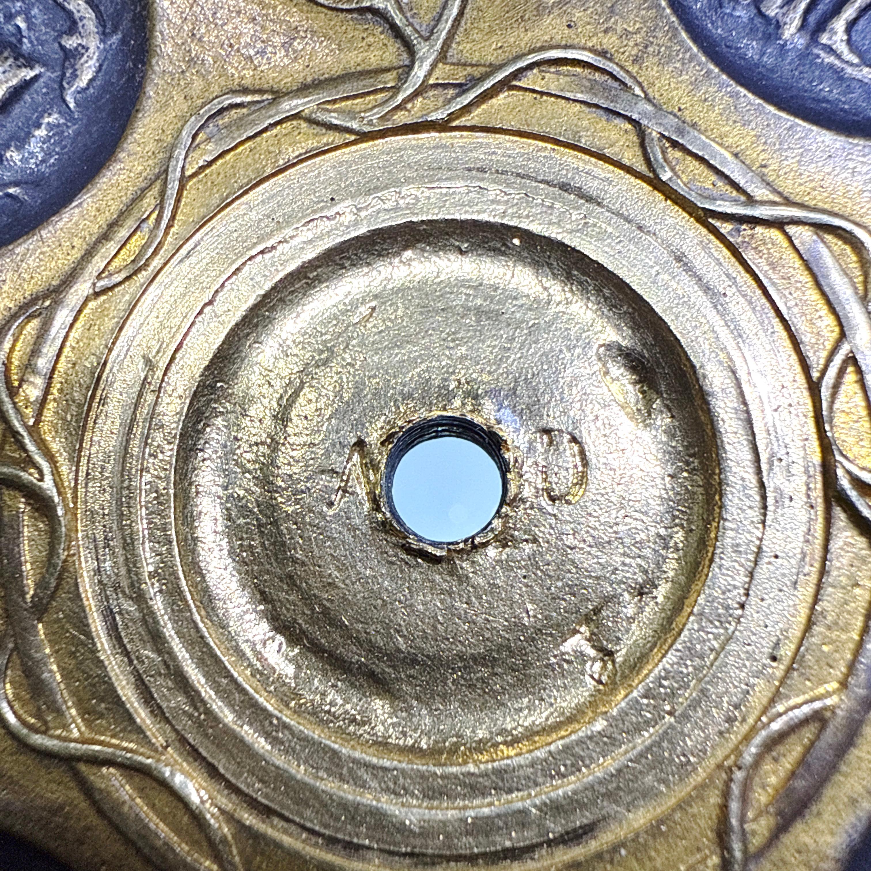 Este hermoso par de candelabros de dos luces de bronce dorado y patinado representa el fino trabajo en metal de la dinastía Delafontaine, una de las familias de fundidores más distinguidas del París del siglo XVIII-XIX. Cada pieza está firmada 