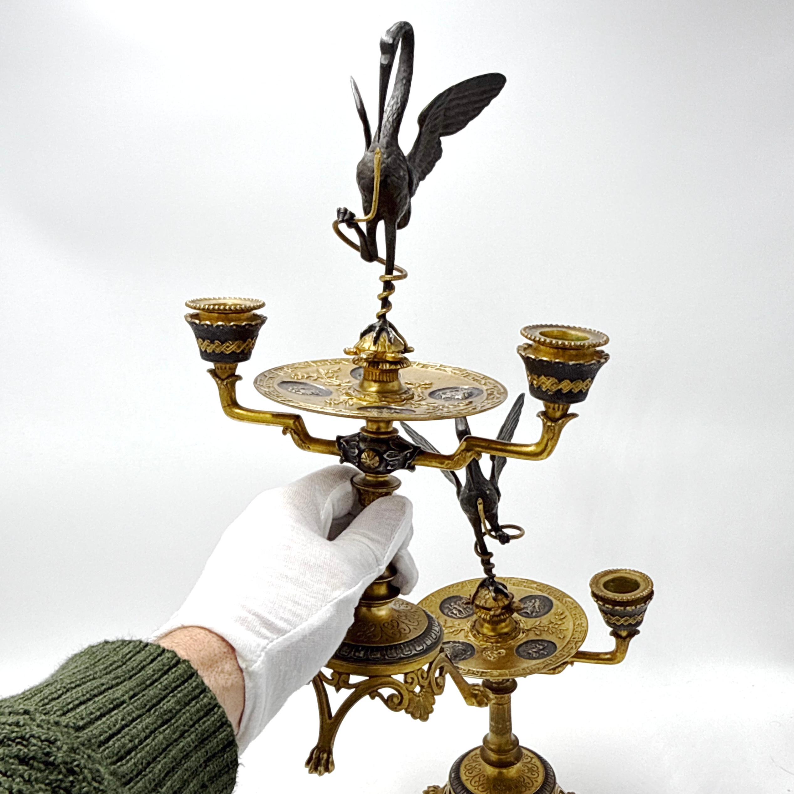 Pareja de candelabros de bronce dorado y patinado de renacimiento imperio francés en venta 14