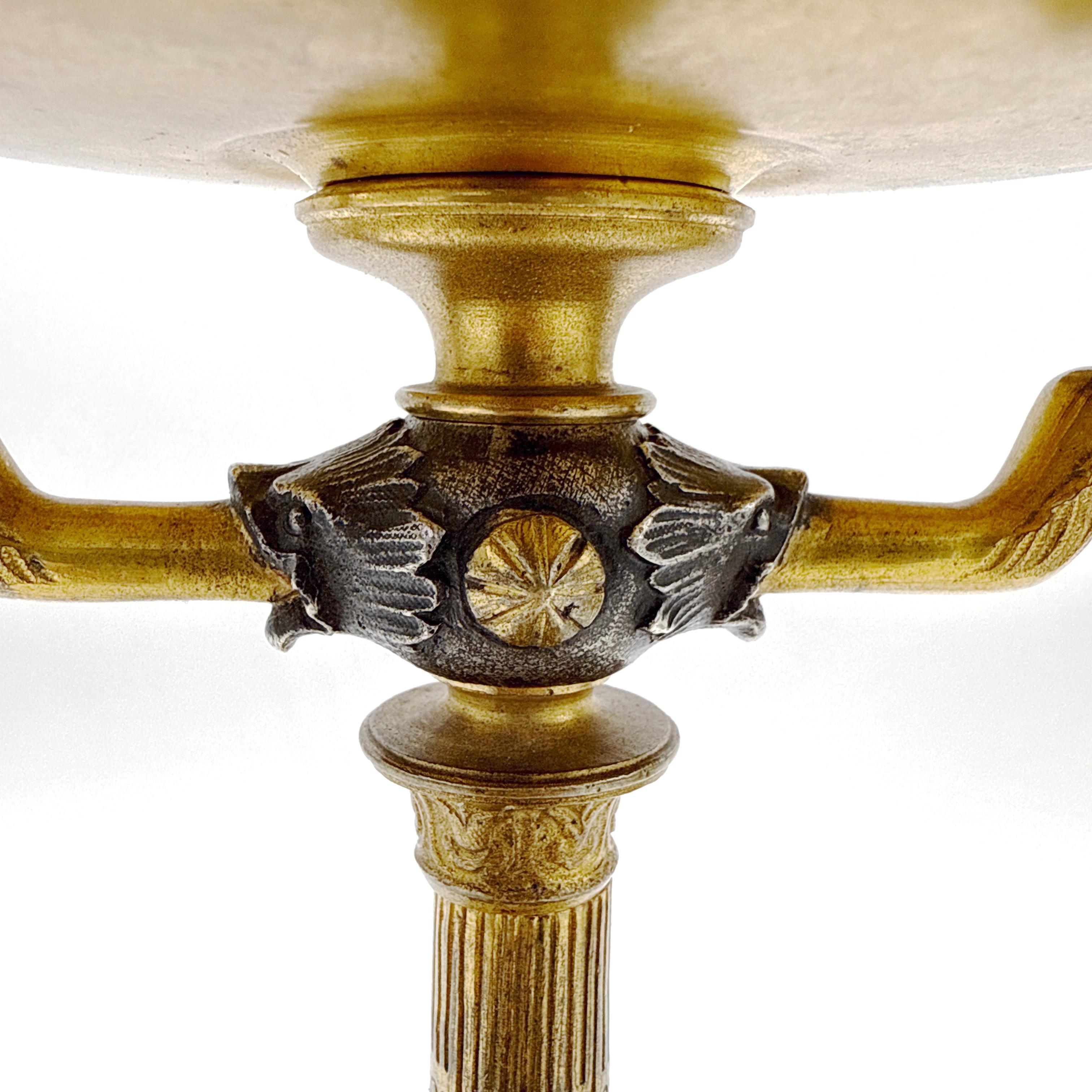 Pareja de candelabros de bronce dorado y patinado de renacimiento imperio francés en venta 2