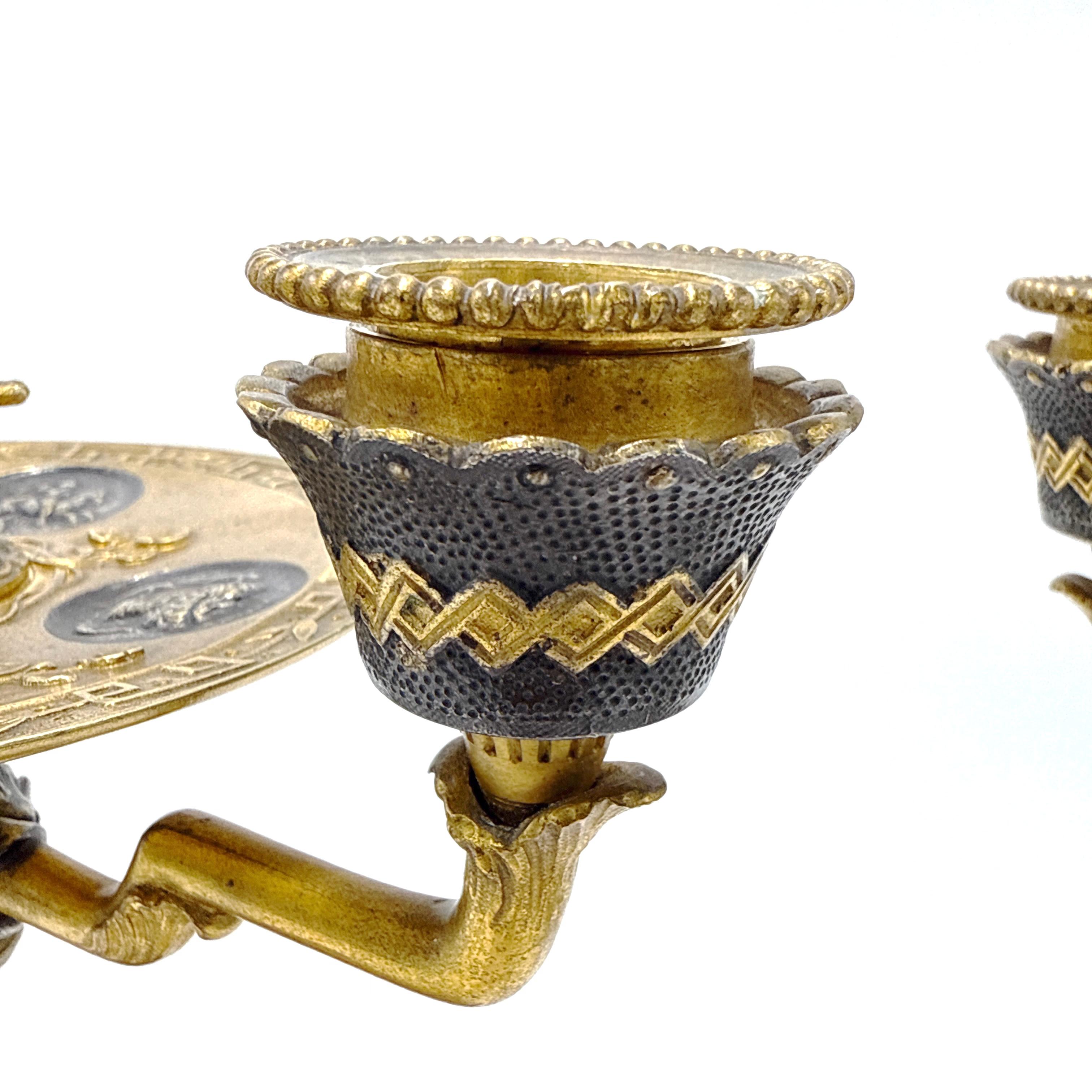 Pareja de candelabros de bronce dorado y patinado de renacimiento imperio francés en venta 3