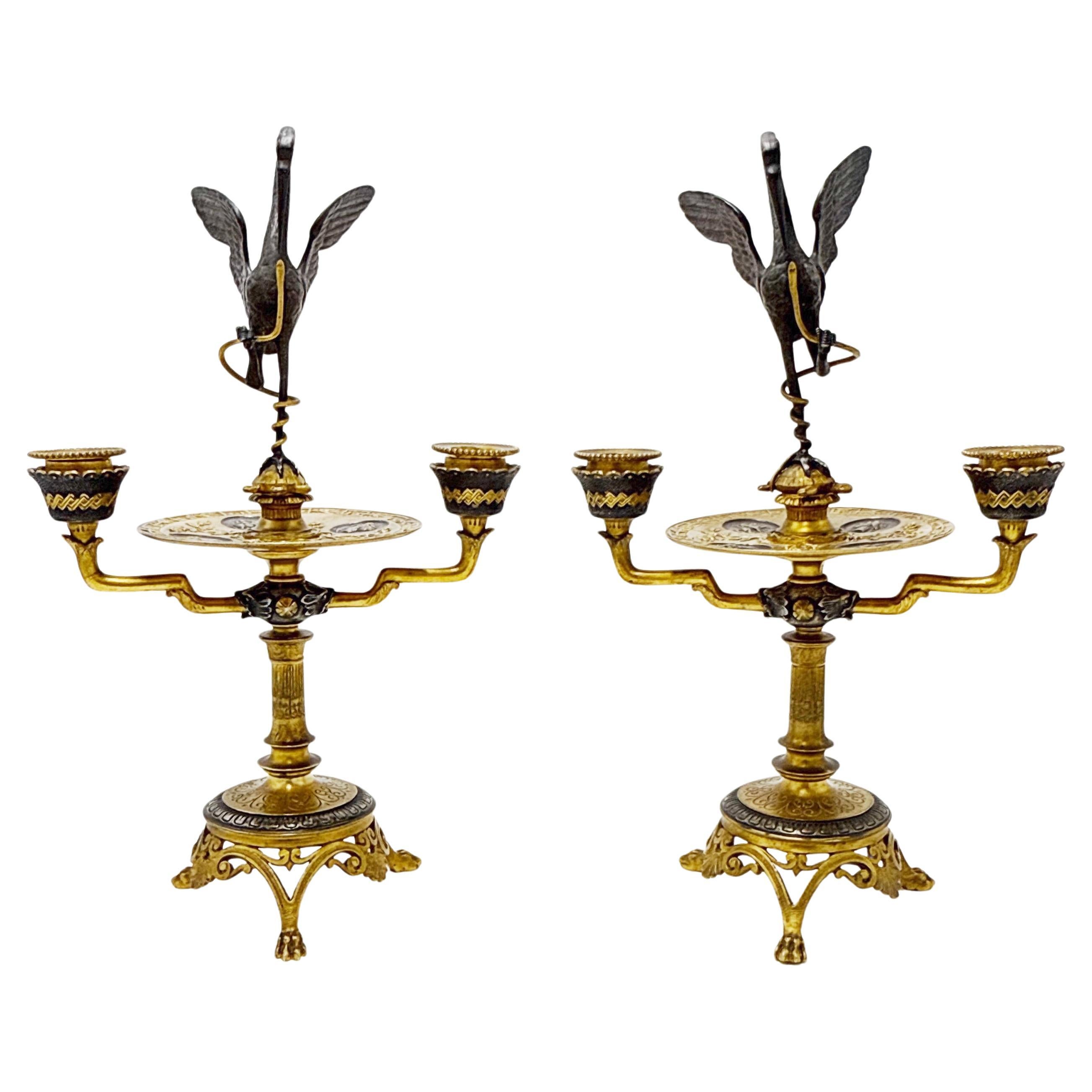 Pareja de candelabros de bronce dorado y patinado de renacimiento imperio francés en venta