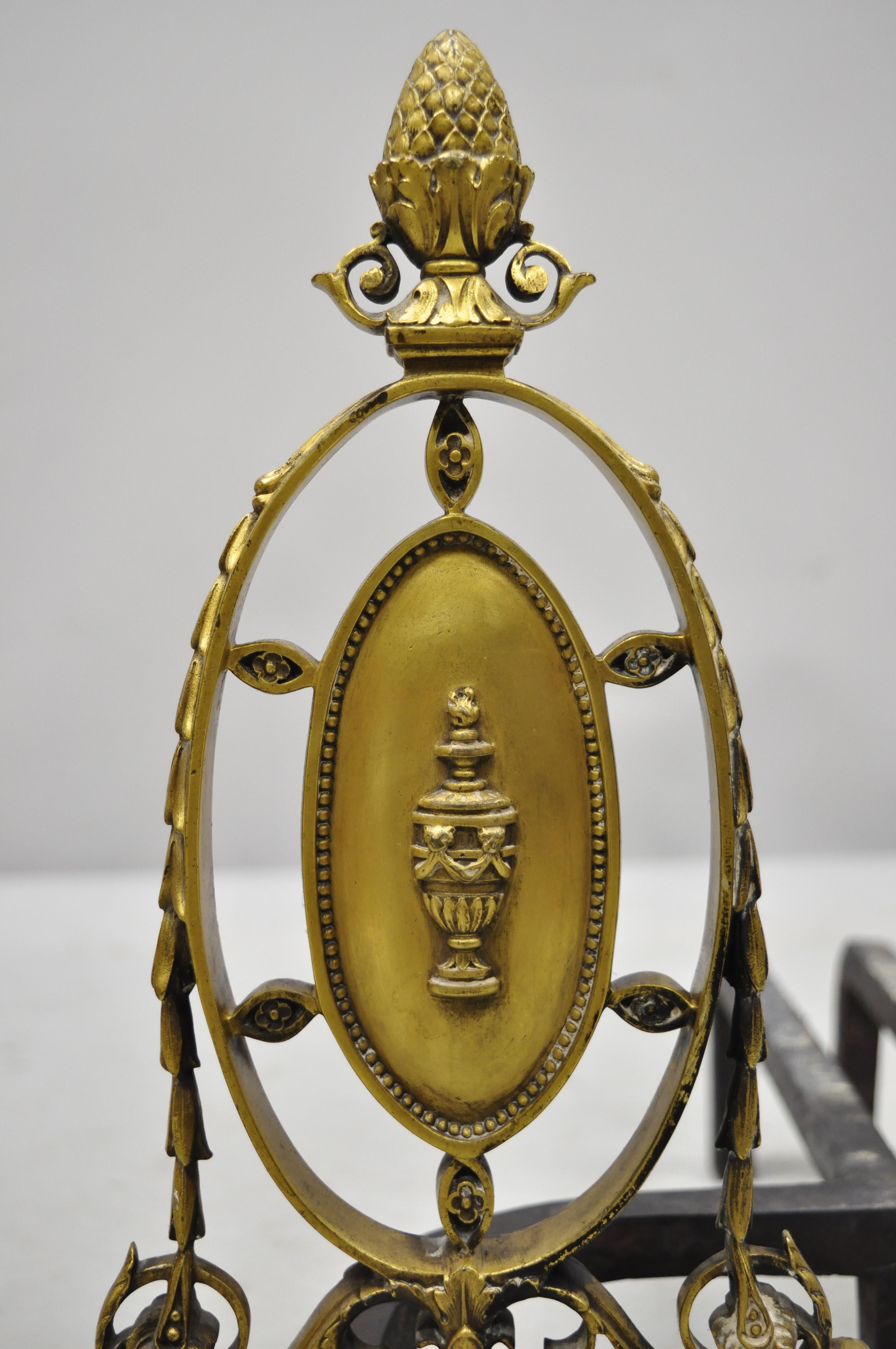 Français Paire de chenets de cheminée Empire français de style Sheraton en bronze et laiton avec urne en vente