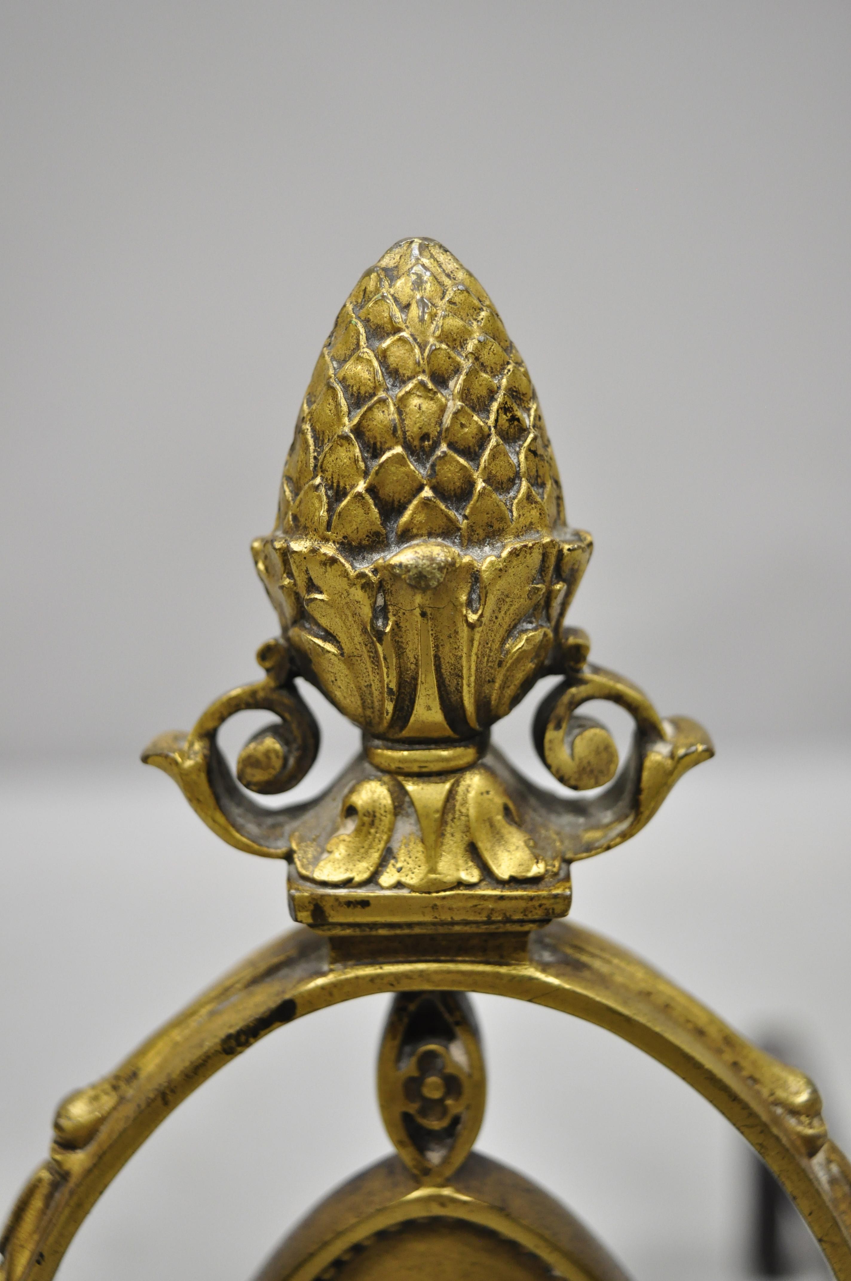 Paire de chenets de cheminée Empire français de style Sheraton en bronze et laiton avec urne Bon état - En vente à Philadelphia, PA