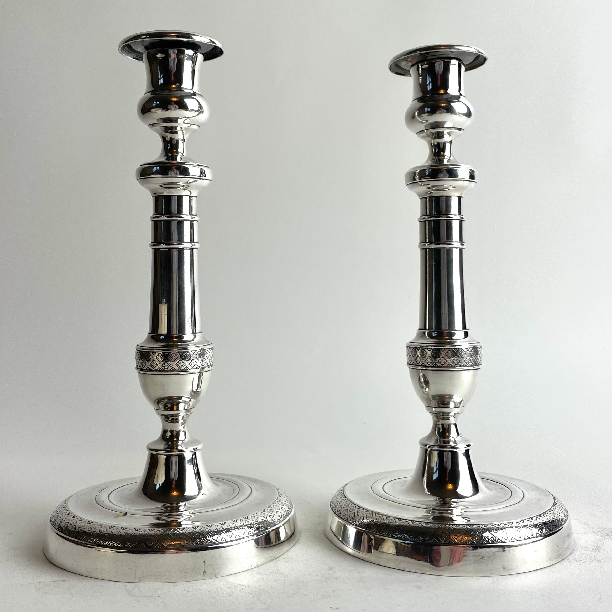 

Coppia di candelabri francesi in bronzo argentato stile Impero, anni '20 del XIX secolo

Una raffinata coppia di candelieri Impero in bronzo argentato, provenienti dalla Francia, intorno al 1820. Questi eleganti pezzi mostrano la sobria simmetria